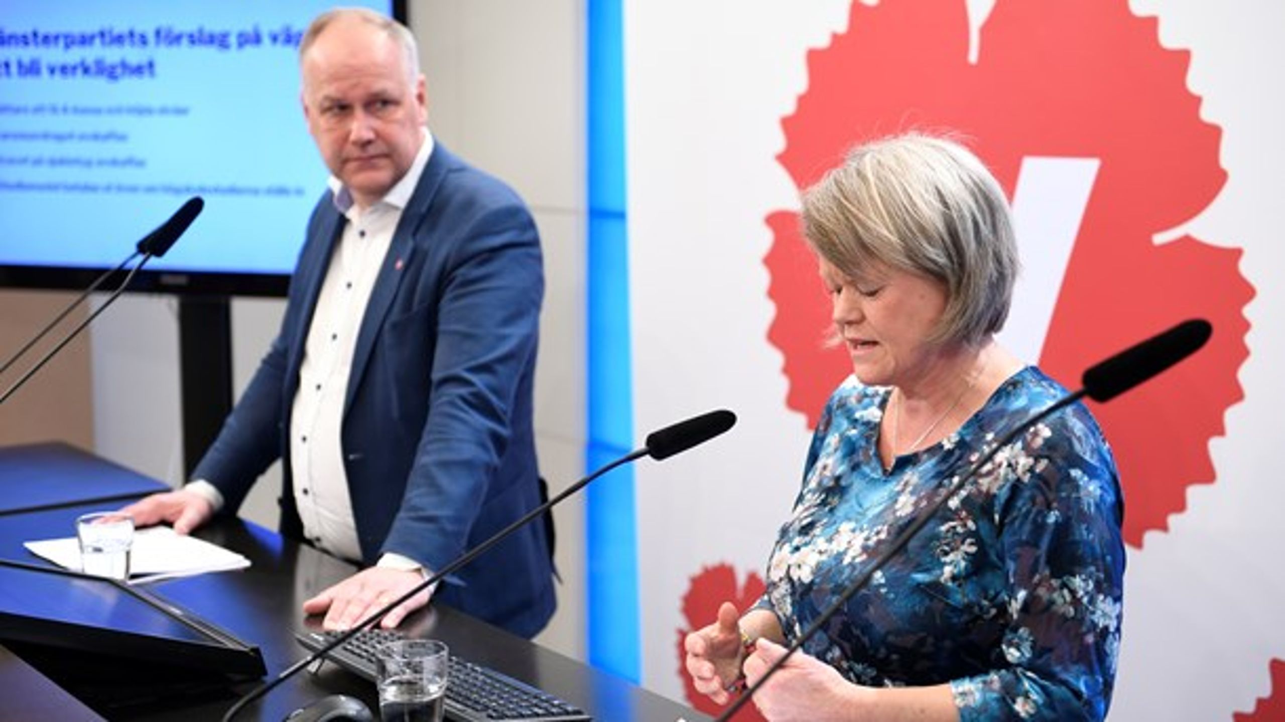 Vänsterpartiets partiledare Jonas Sjöstedt (V) och Ulla Andersson (V), ekonomisk-politisk talesperson vid en pressträff i riksdagen.