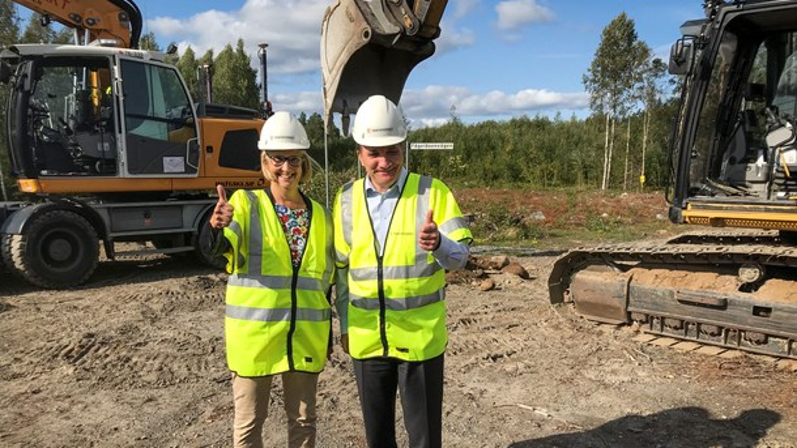 Trafikverkets generaldirektör Lena Erixon och statsminister Stefan Löfven (S) gör tummen upp efter att det första spadtaget för den inledande sträckan av Norrbotniabanan tagits 2018.