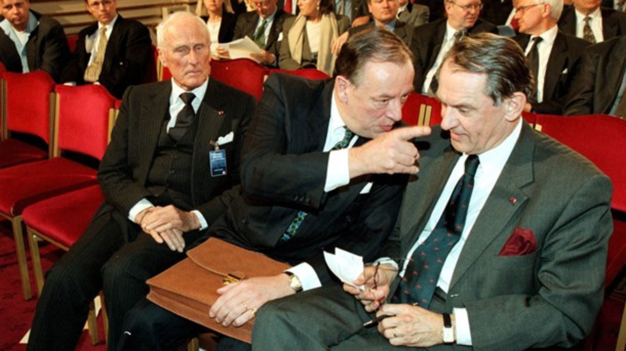 ARKIVBILD FRÅN ÅR 2000. Erik Belfrage (mitten) i samspråk med Jan Eliasson (t.h.). Med på bilden är också Sverker Åström (t.v.).