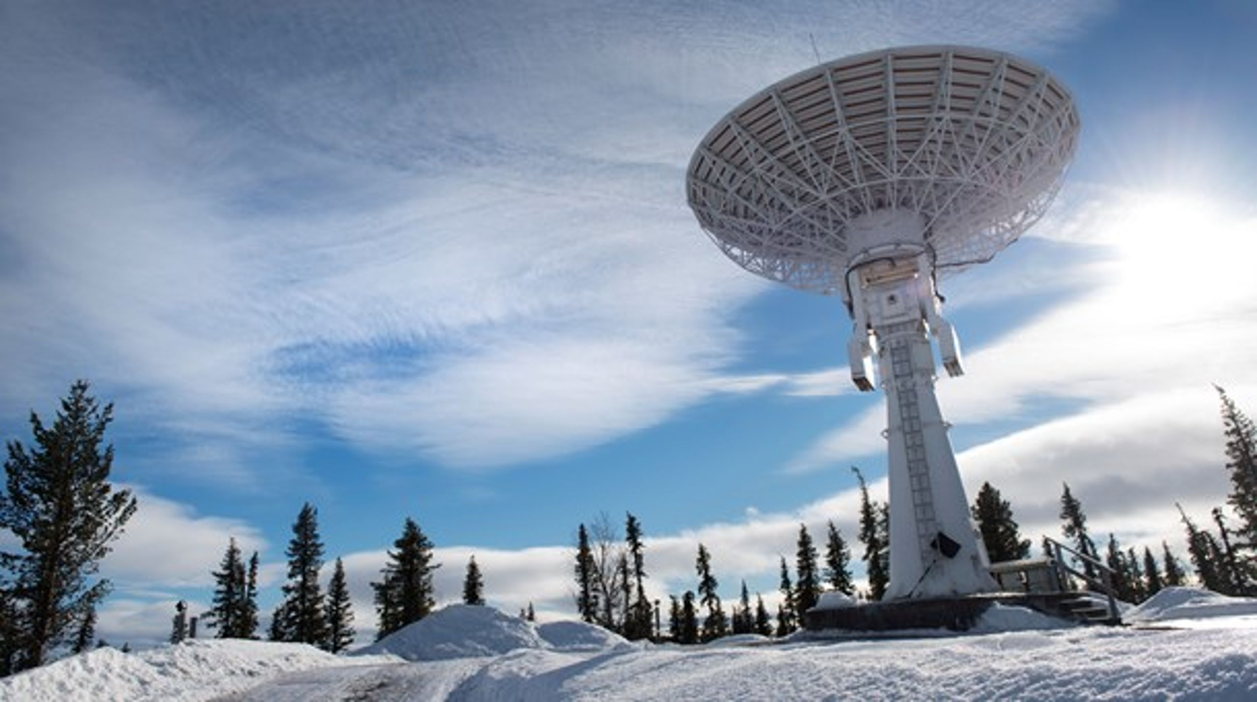 En antenn riktad mot rymden på den svenska rymdbasen Esrange, Kiruna,&nbsp;som följer och vidarebefordrar information från kommersiella satelliter.