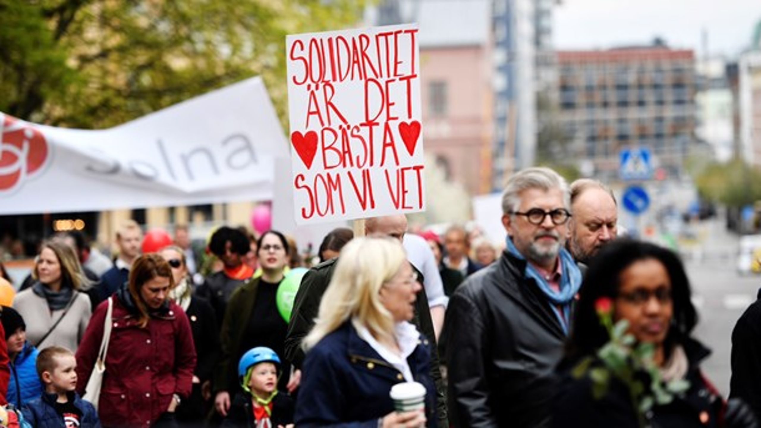 Ska vi klara oss igenom detta behöver vi solidaritet, skriver Annelie Karlsson (S). Foto från förstamajdemonstranter i Stockholm 2019.