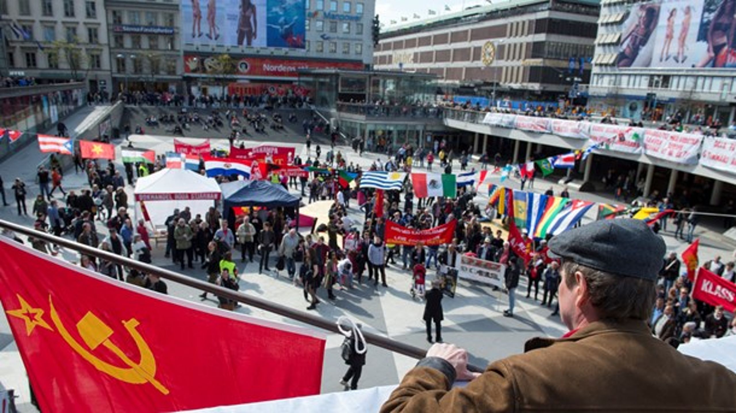 Kommunistiska partiet demonstrerar på Sergels Torg i Stockholm på första maj 2016.