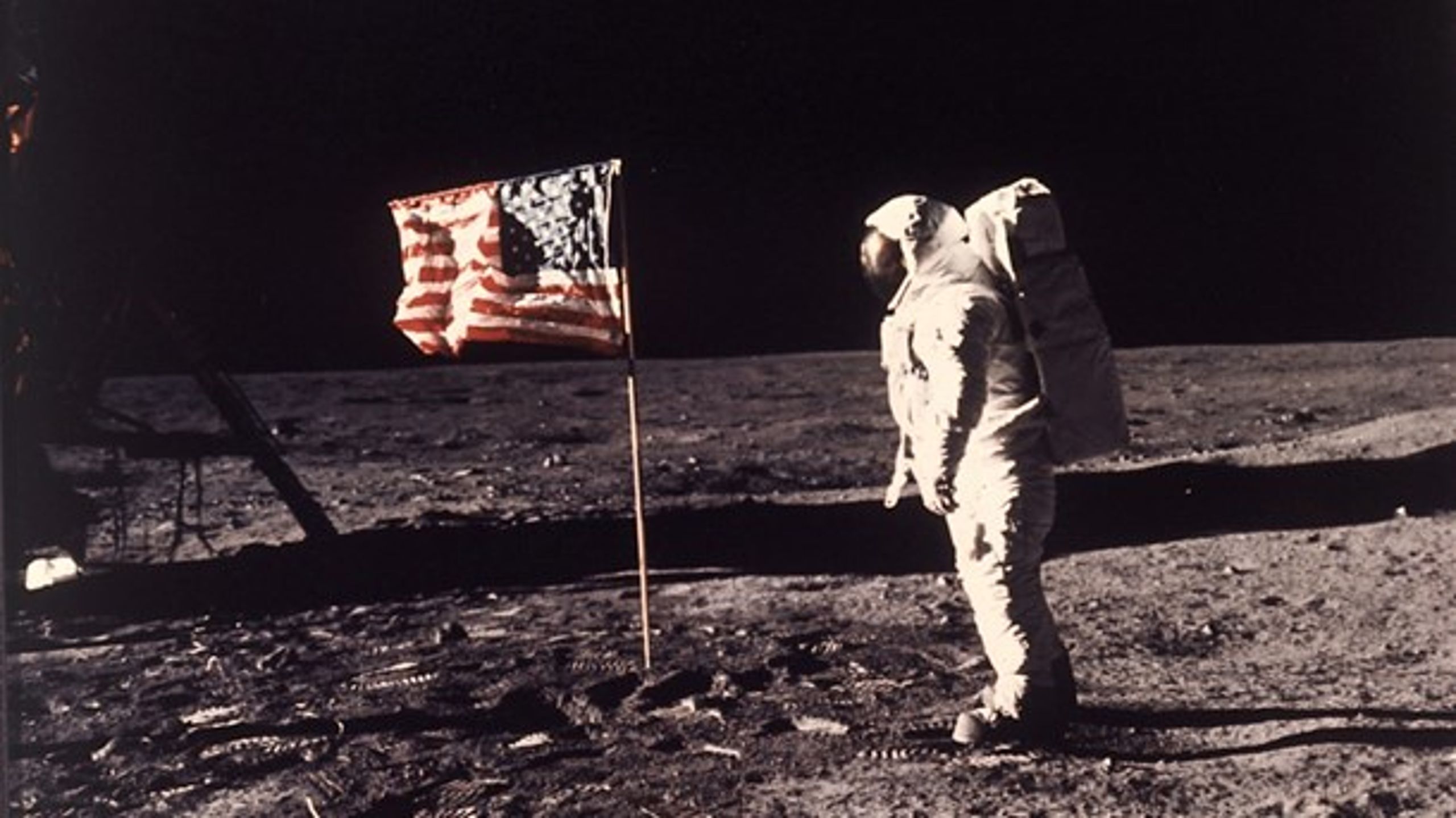 Neil Armstrong fotograferar sin kollega&nbsp;Edwin E. "Buzz" Aldrin Jr. Månlandningen är ett bra exempel på hur beslutsfattare kan sätta ett forskningspolitiskt mål för att sedan nå det, menar debattören.&nbsp;