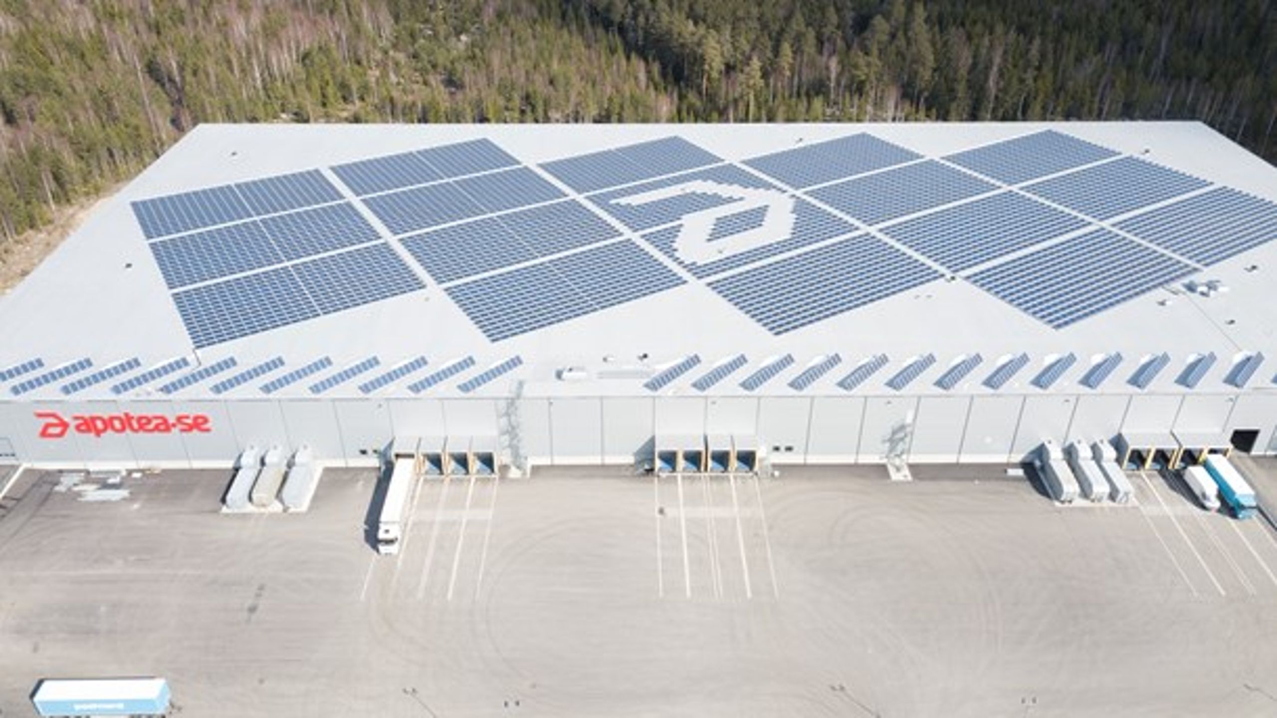 Apoteas lager i Morgongåva. På taket finns 5 500 solcellsmoduler som gör lagret självförsörjande på el. "I dag får du betala skatt om din anläggning är för stor, även om du använder all elen själv."