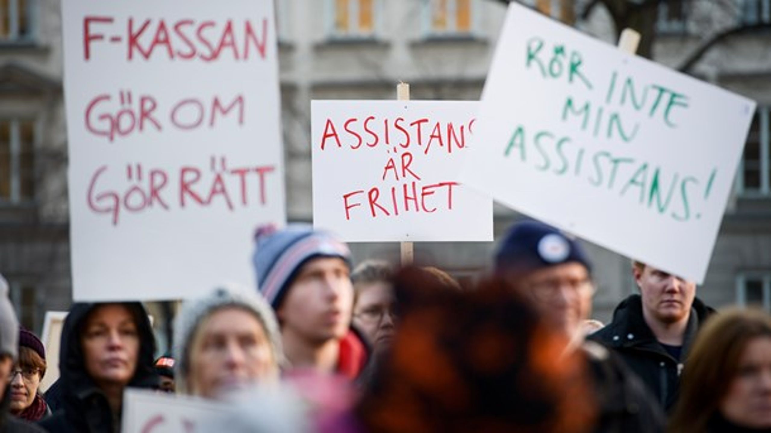 Stockholm december 2016, demonstrationer hölls runtom i Sverige mot nedskärningarna av personlig assistans. Låt inte denna grupp prioriteras ned även denna gång, skriver debattörerna.