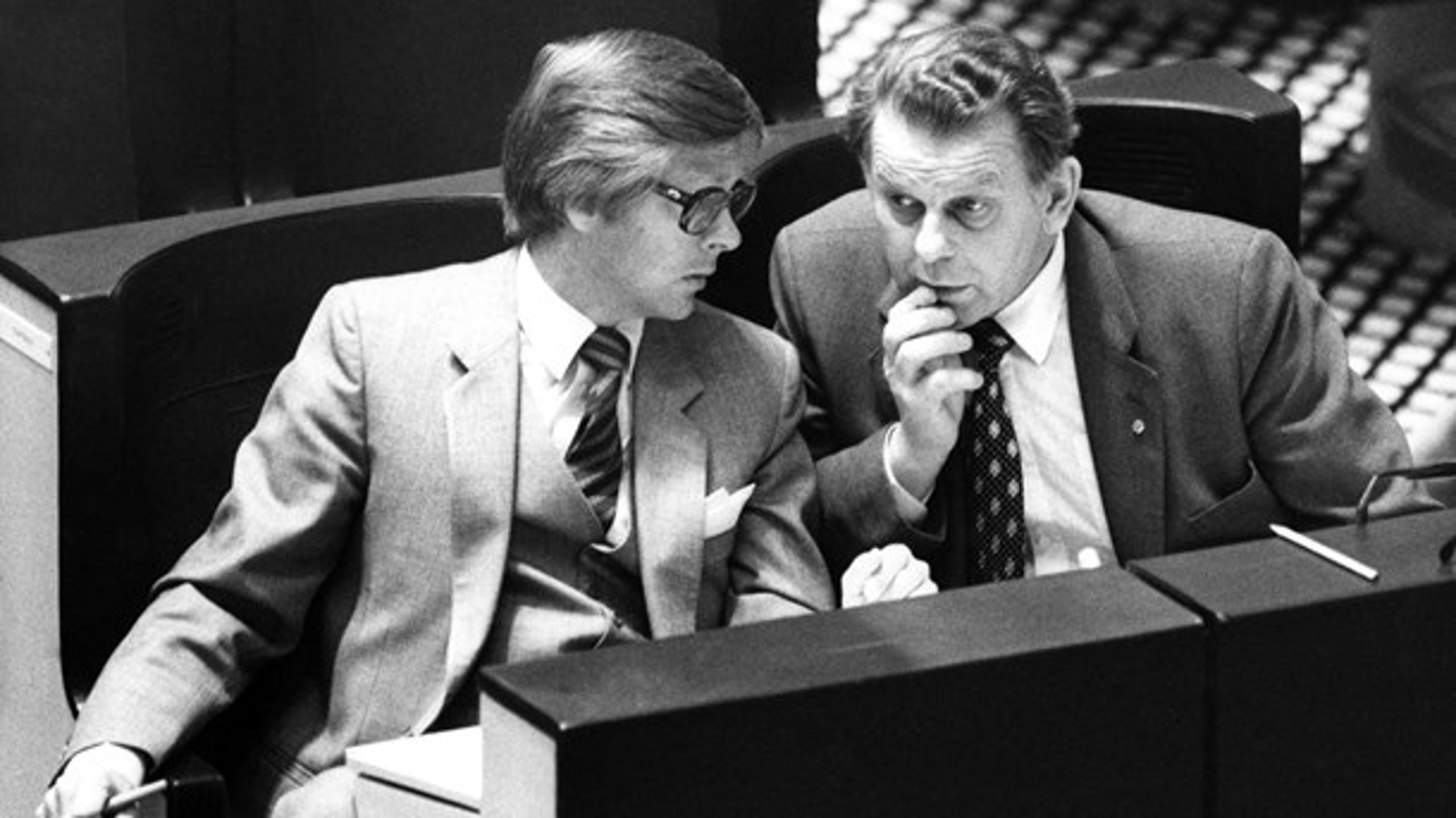 Folkpartiets partiledare Ola Ullsten och Centerpartiets partiledare Thorbjörn Fälldin i riksdagen februari 1982, när debatten om karensdagarna rasade.