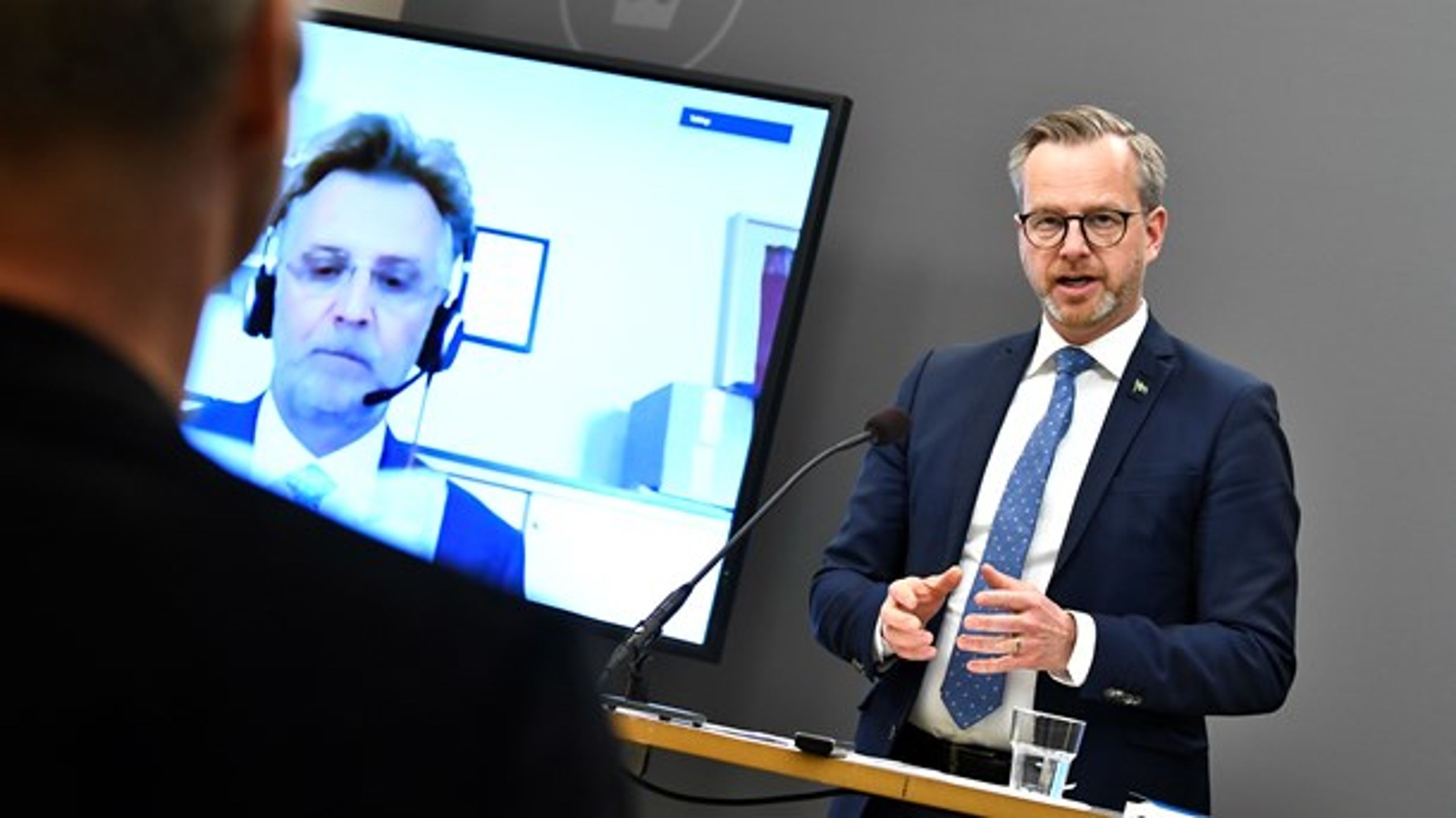 Utredaren Anders Danielsson och inrikesminister Mikael Damberg (S) vid presentationen av utredningen.