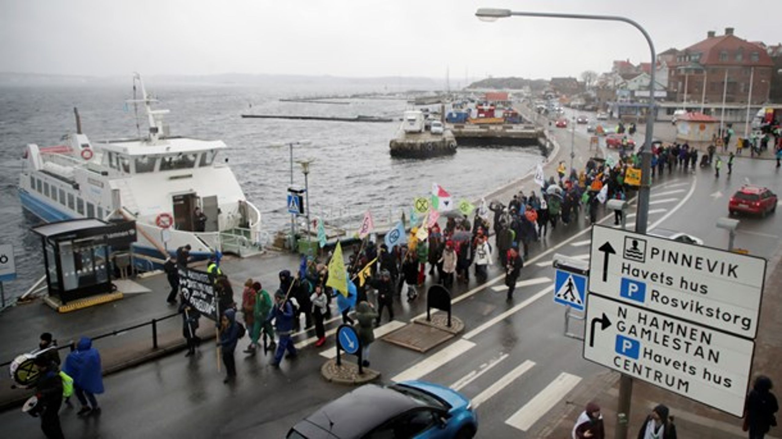 Demonstranter från bland annat Extinction Rebellion har samlats i samband med rättegången i Mark- och miljööverdomstolen om Preems utbyggnadsplaner i Lysekil i mars i år.
