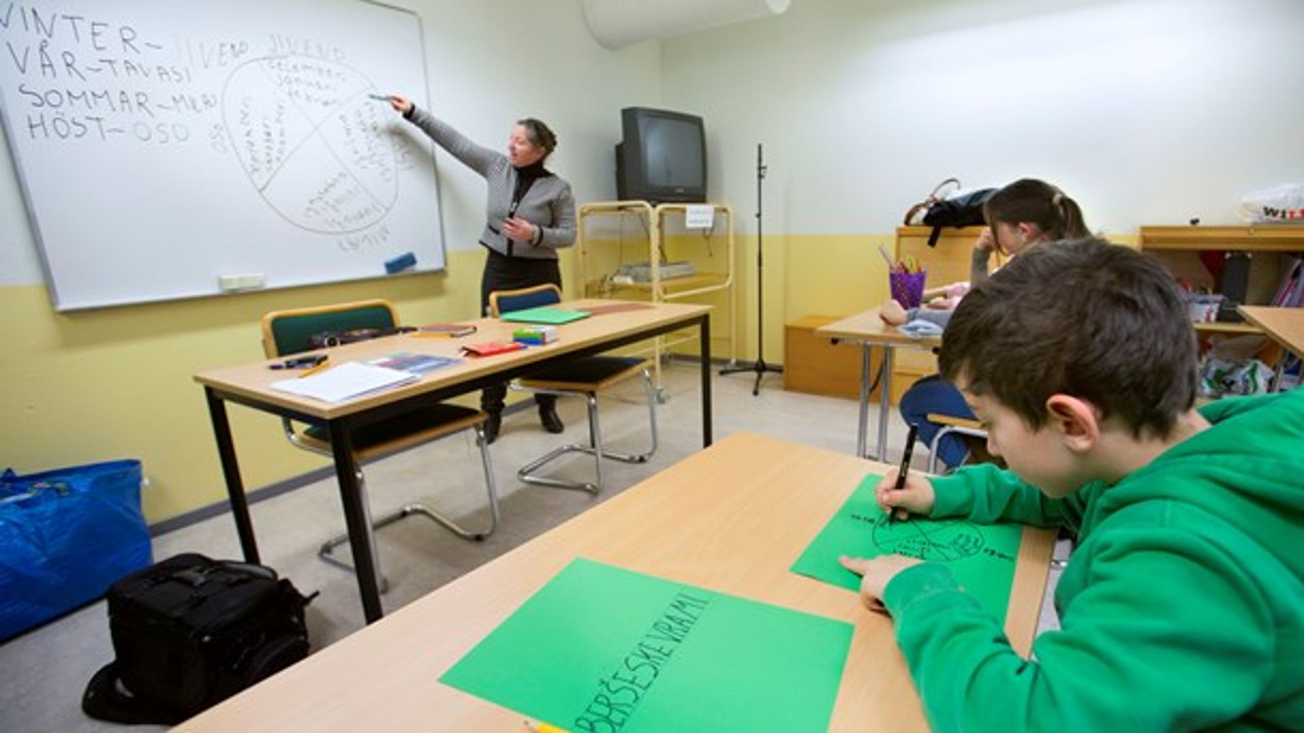 Modersmålslärare undervisar barn i romani i Malmö. Det felaktiga systemet ger Malmö kommun 12 miljoner för lite i kostnadsutjämning, enligt debattören.