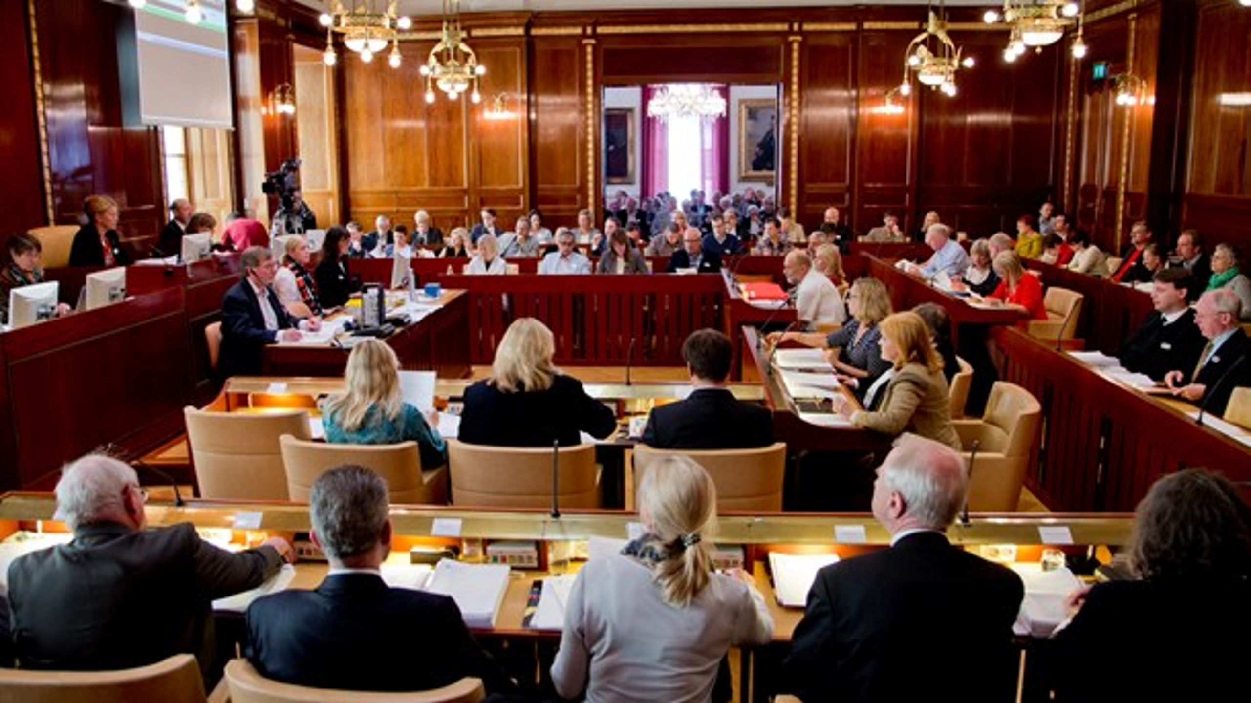 Göteborgs kommunfullmäktige 2013. "De kommunala bolagens styrelser utgörs huvudsakligen av kommunpolitiker, nominerade av partiernas lokalavdelningar och utsedda av kommunfullmäktige."