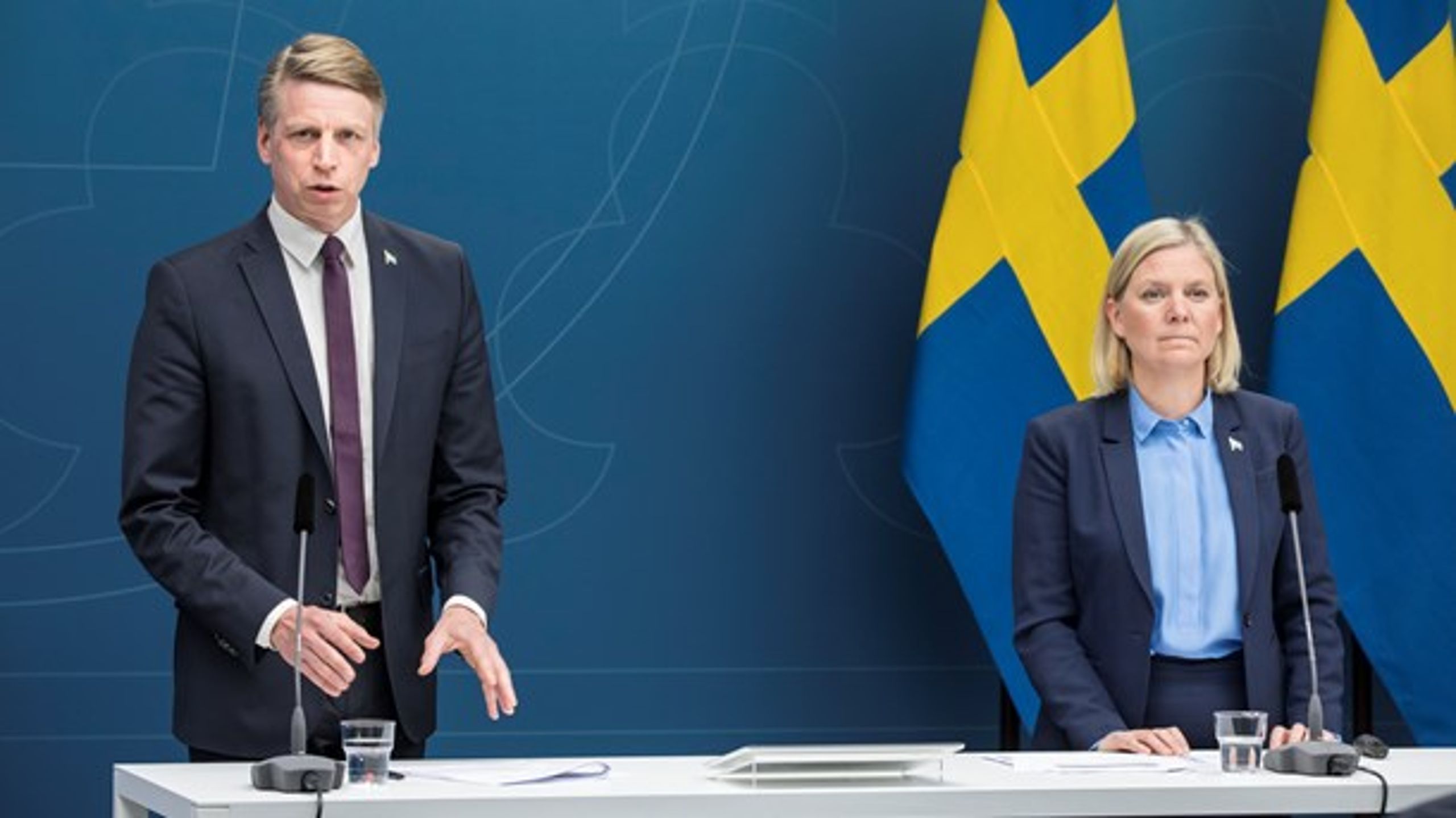 Per Bolund (MP) och Magdalena Andersson (S) på en pressträff om utökade budgetåtgärder med anledning av coronaviruset.