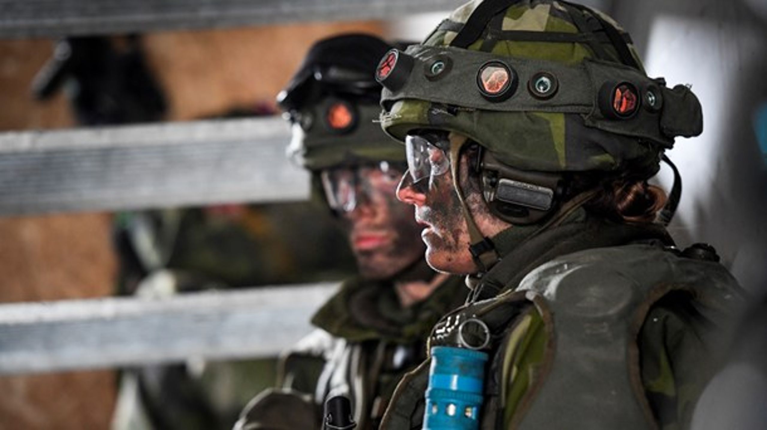Soldater i stridsutrustning under övning i markstrid i stadsmiljö, Kvarn utanför Borensberg, 2017.