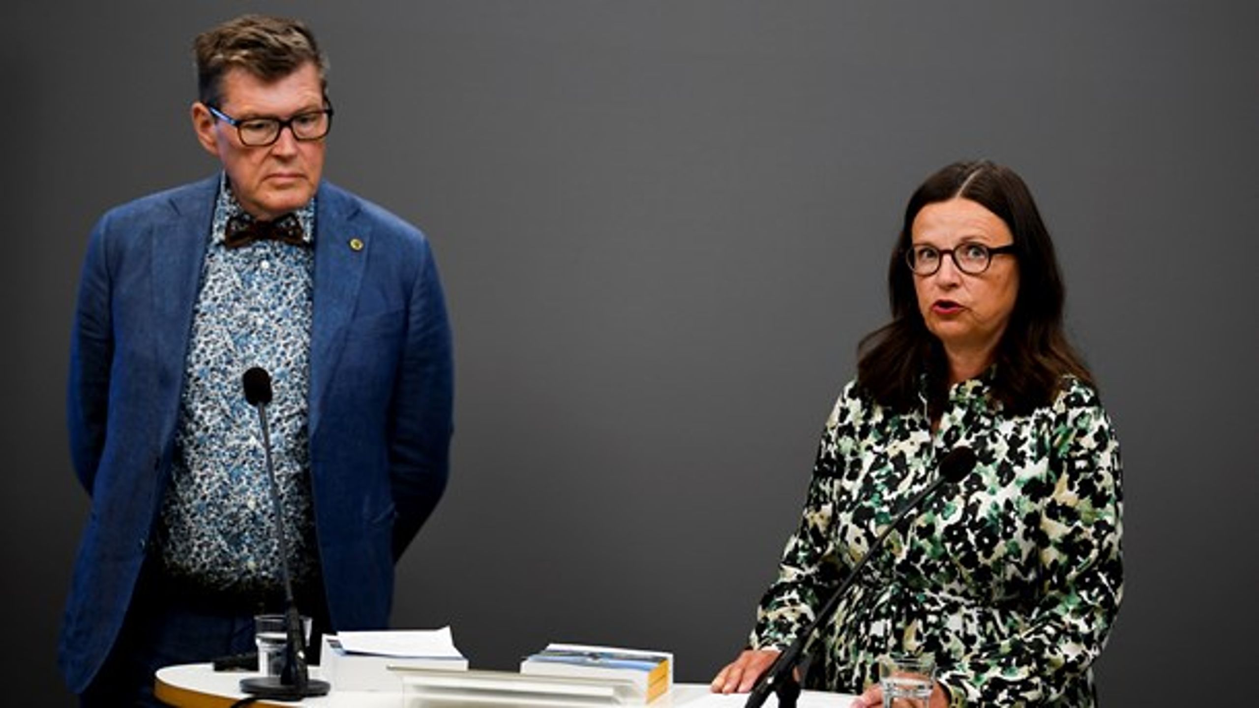 Jörgen Tholin, regeringens utredare  och Anna Ekström (S), utbildningsminister presenterar betygsutredningen.