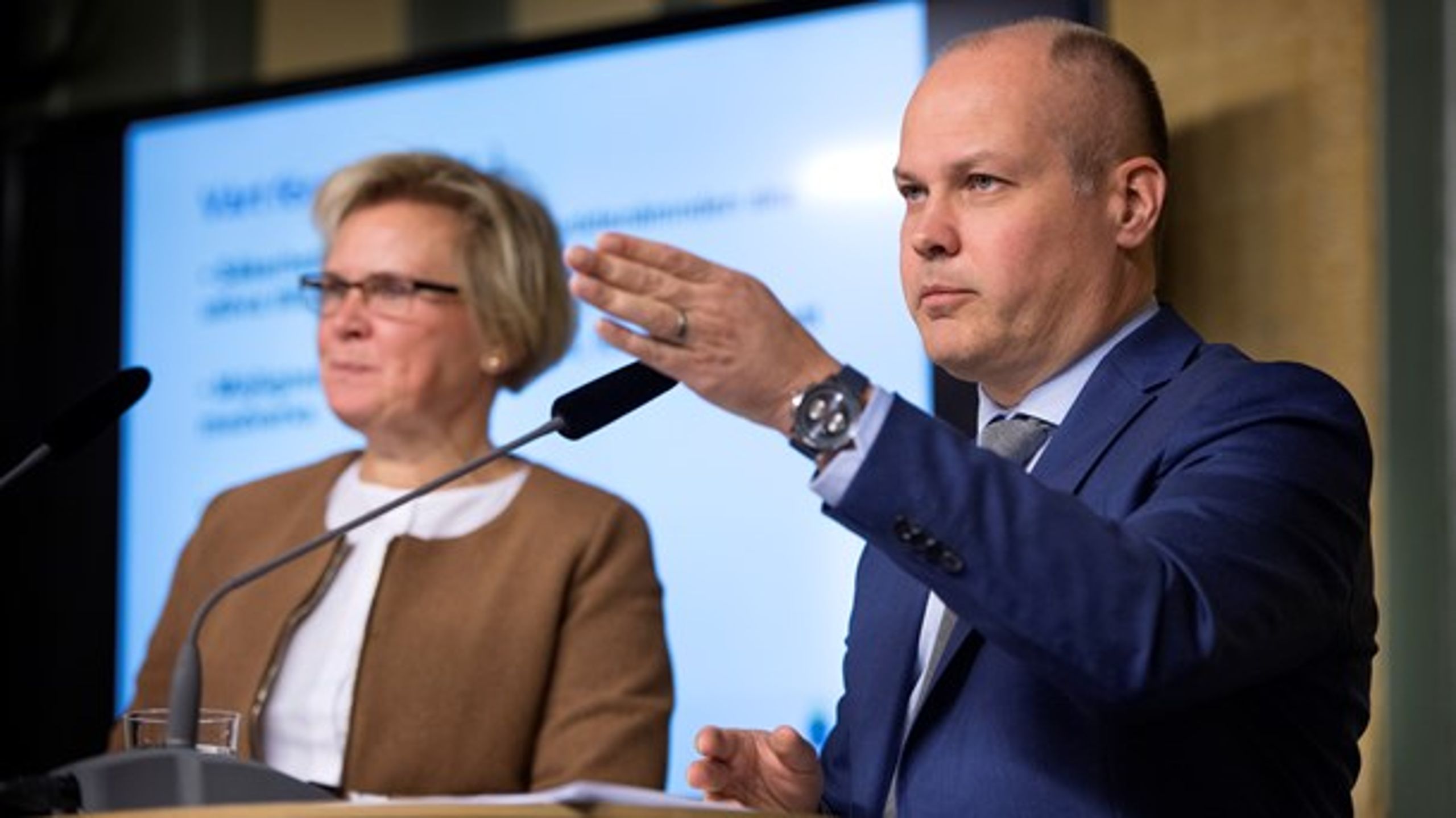 Utredare Petra Lundh och justitieminister Morgan Johansson (S).&nbsp;
