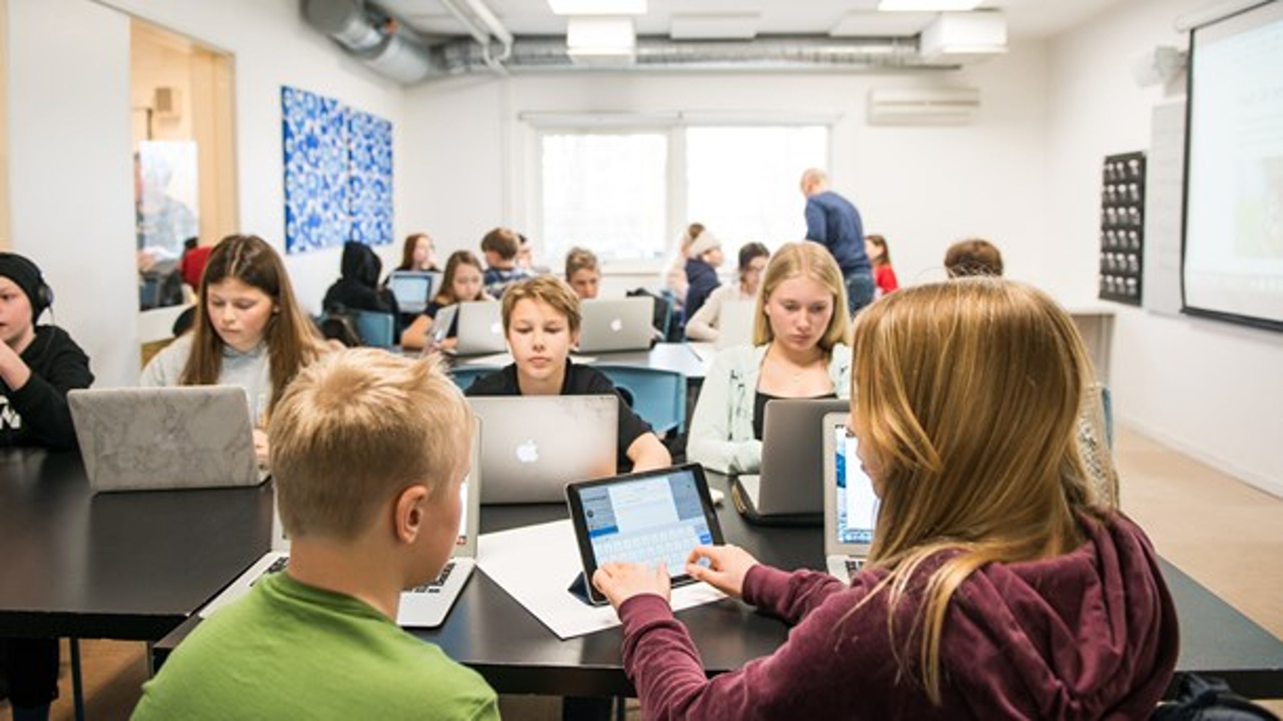 Digitala plattformar möjliggör standardiserade, löpande avstämningar med mindre insatser för lärare och chefer, skriver Henrik Appert och Arvid Gilljam.