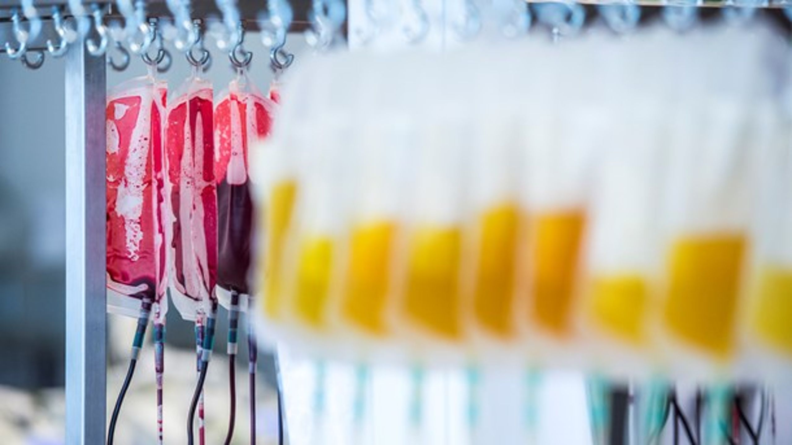 Forskare vid KI har testat att ge patienter blodplasma från tillfrisknade covid-19-patienter. Studien visade att man på så sätt kan man bli av med viruset i blodet, skriver debattören.