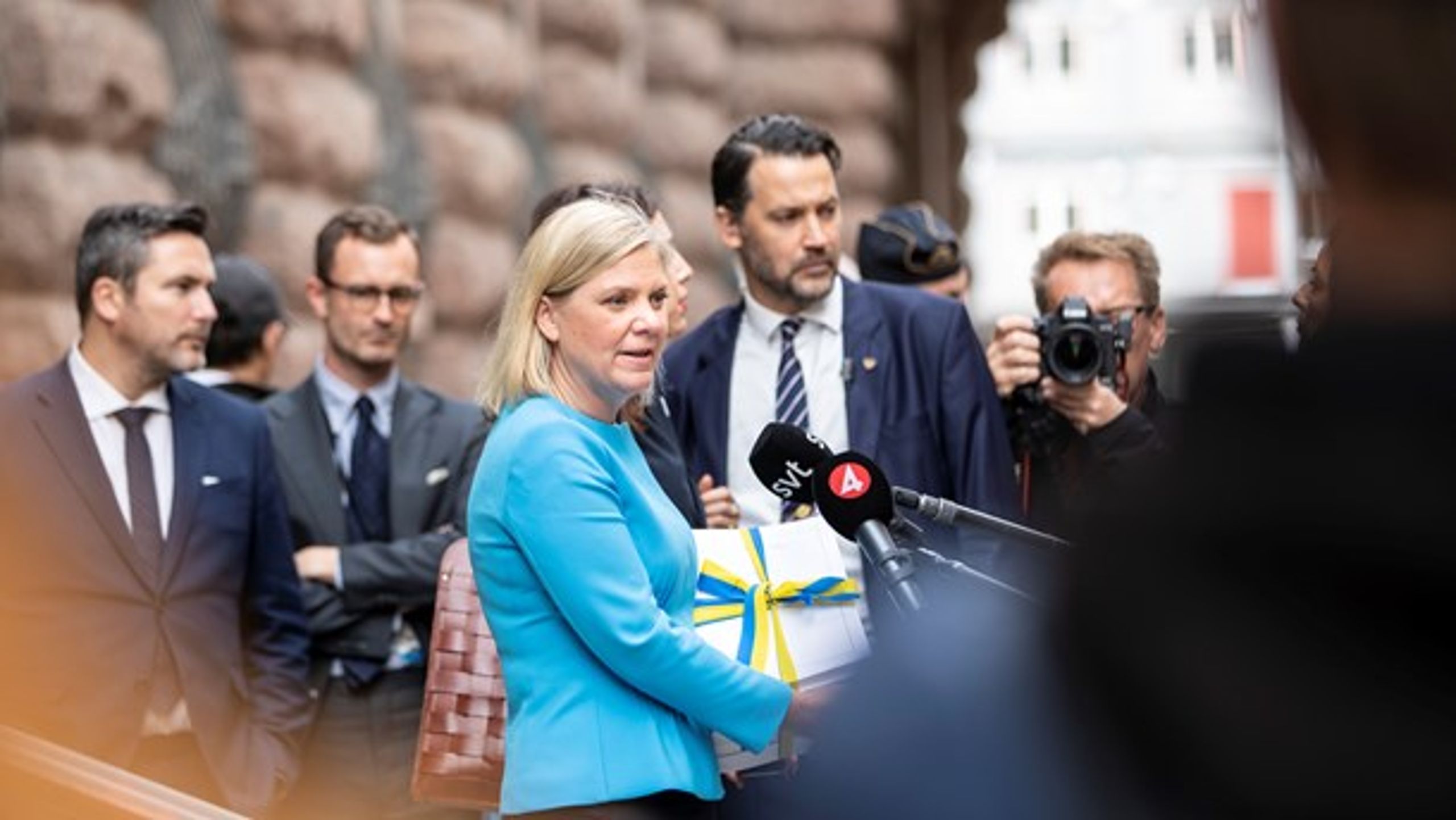 Finansminister Magdalena Andersson (S) på riksdagstrappan med&nbsp;budgeten för 2021.