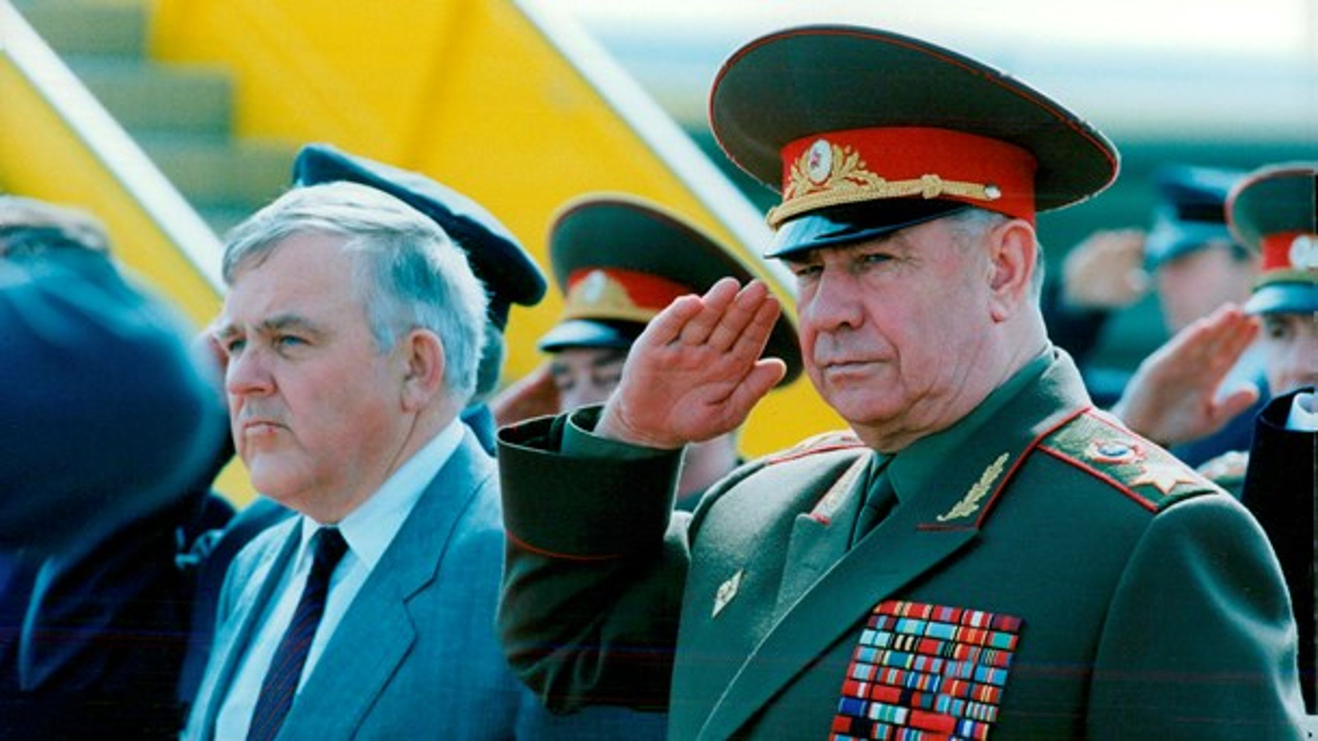 Roine Carlsson (t.v.) tar emot Sovjetunionens försvarsminister&nbsp;Dmitrij Jazov (t.h.) år 1991.