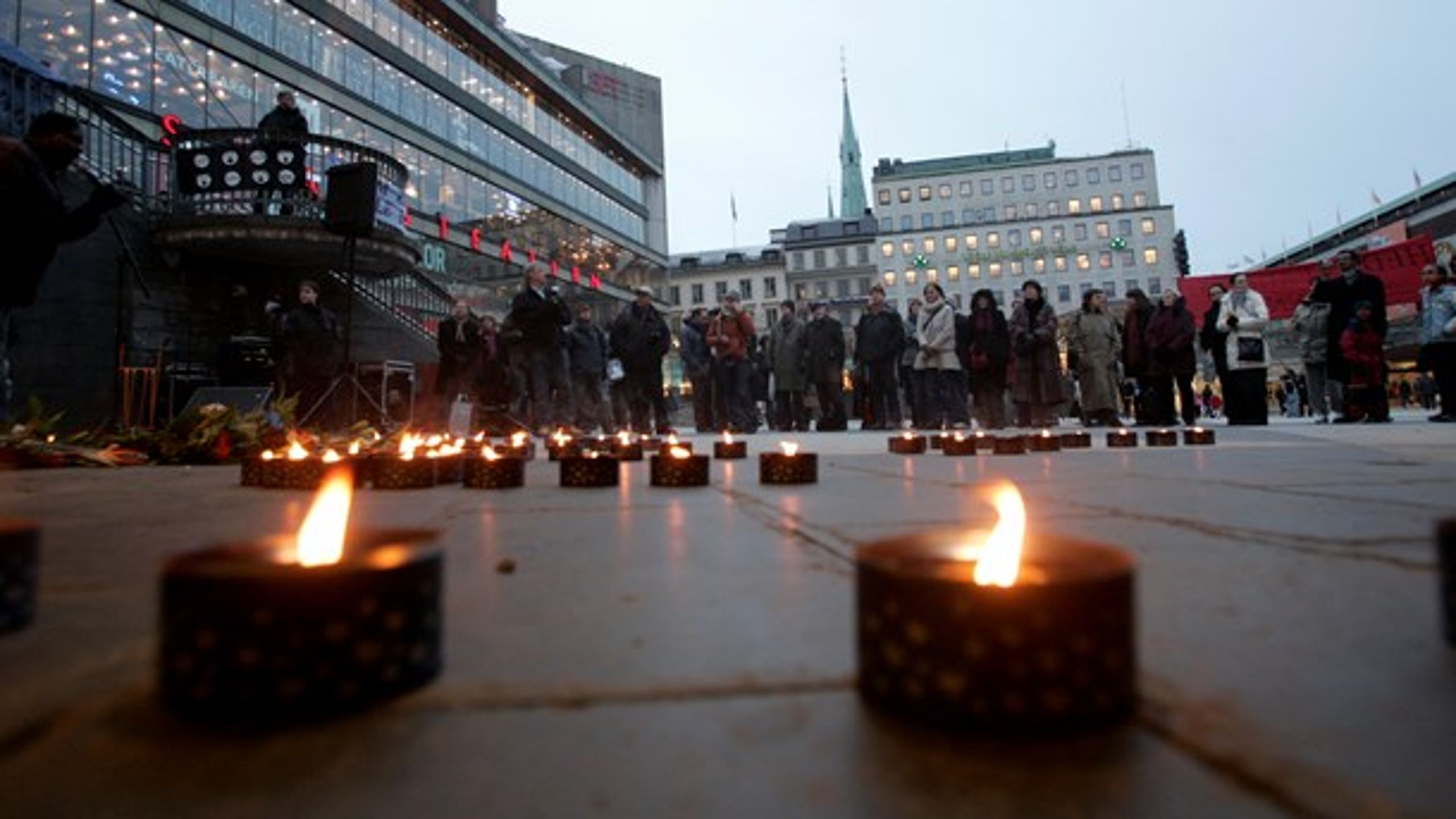 En manifestation den&nbsp;20 januari 2007 på Sergels torg i Stockholm till minne av Fadime, Pela och Abbas som alla föll offer för hedersrelaterat våld.