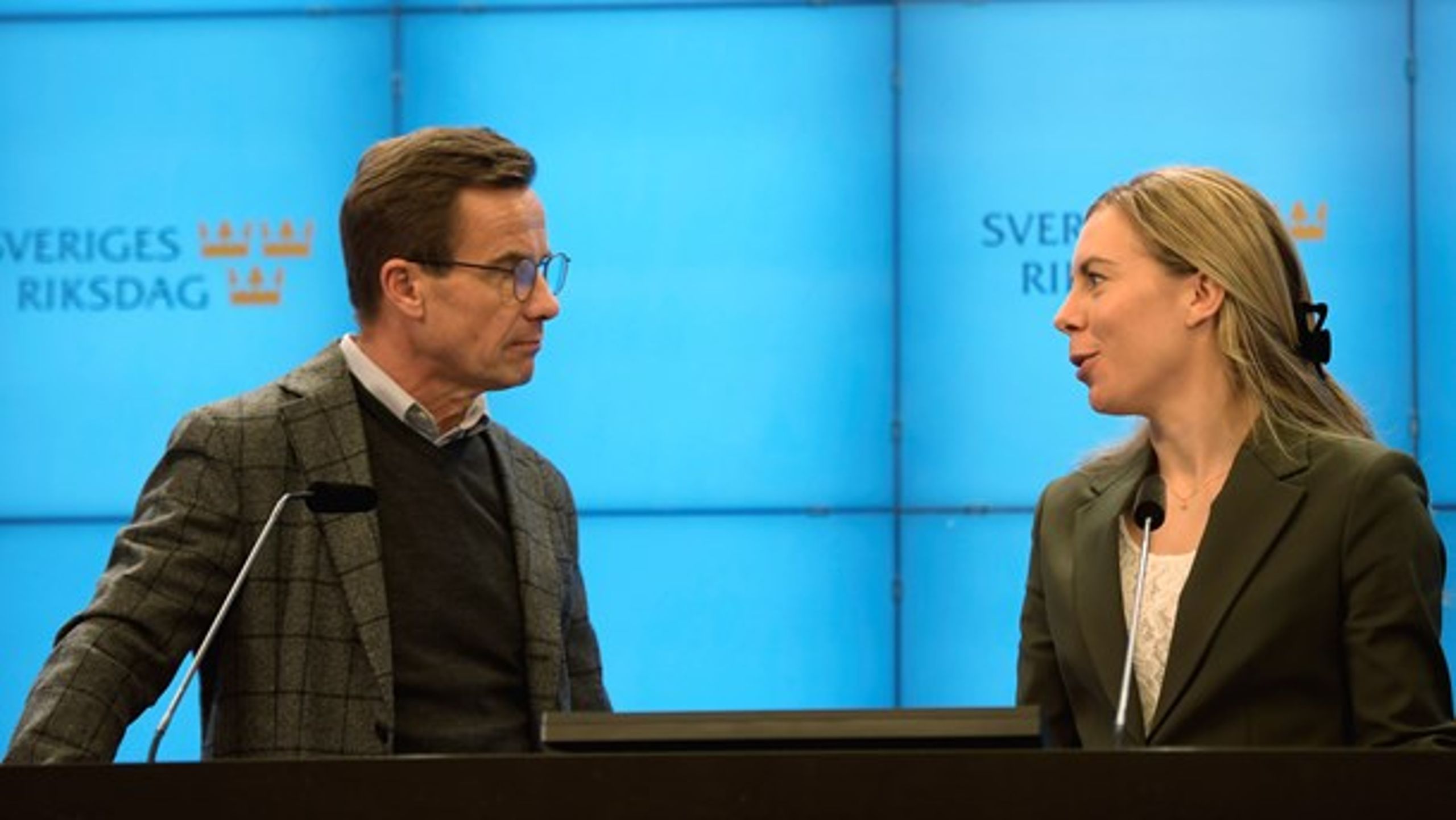 Moderaternas partiledare Ulf Kristersson och Jessica Rosencrantz, miljö- och klimatpolitisk talesperson, i riksdagens presscenter vid presentationen av en budgetnyhet tidigare i veckan.