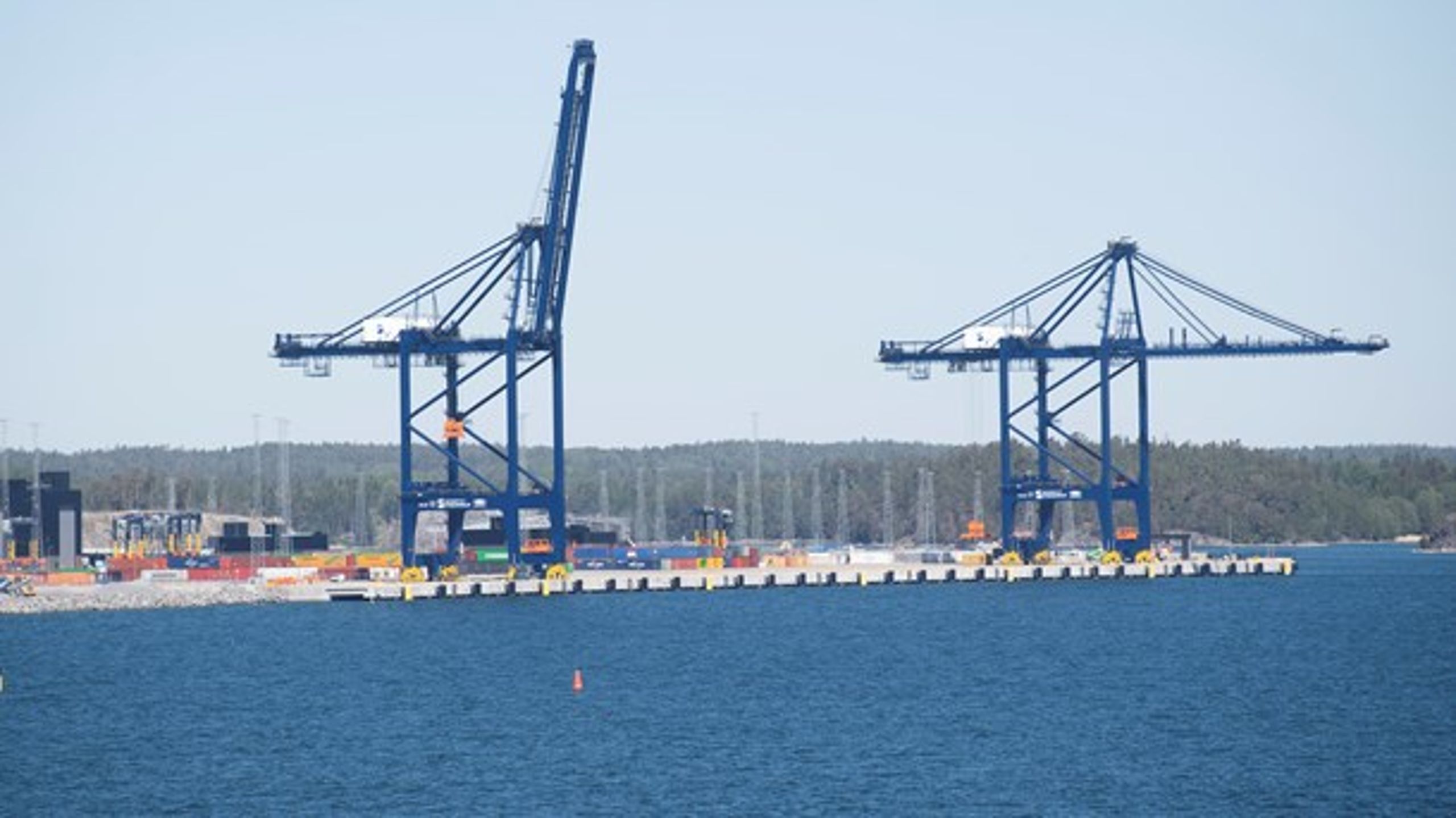 Hållbara hamnar är både en nationell och internationell angelägenhet.&nbsp;En väl utvecklad hamninfrastruktur är en förutsättning för ett konkurrenskraftigt Sverige, skriver debattörerna.