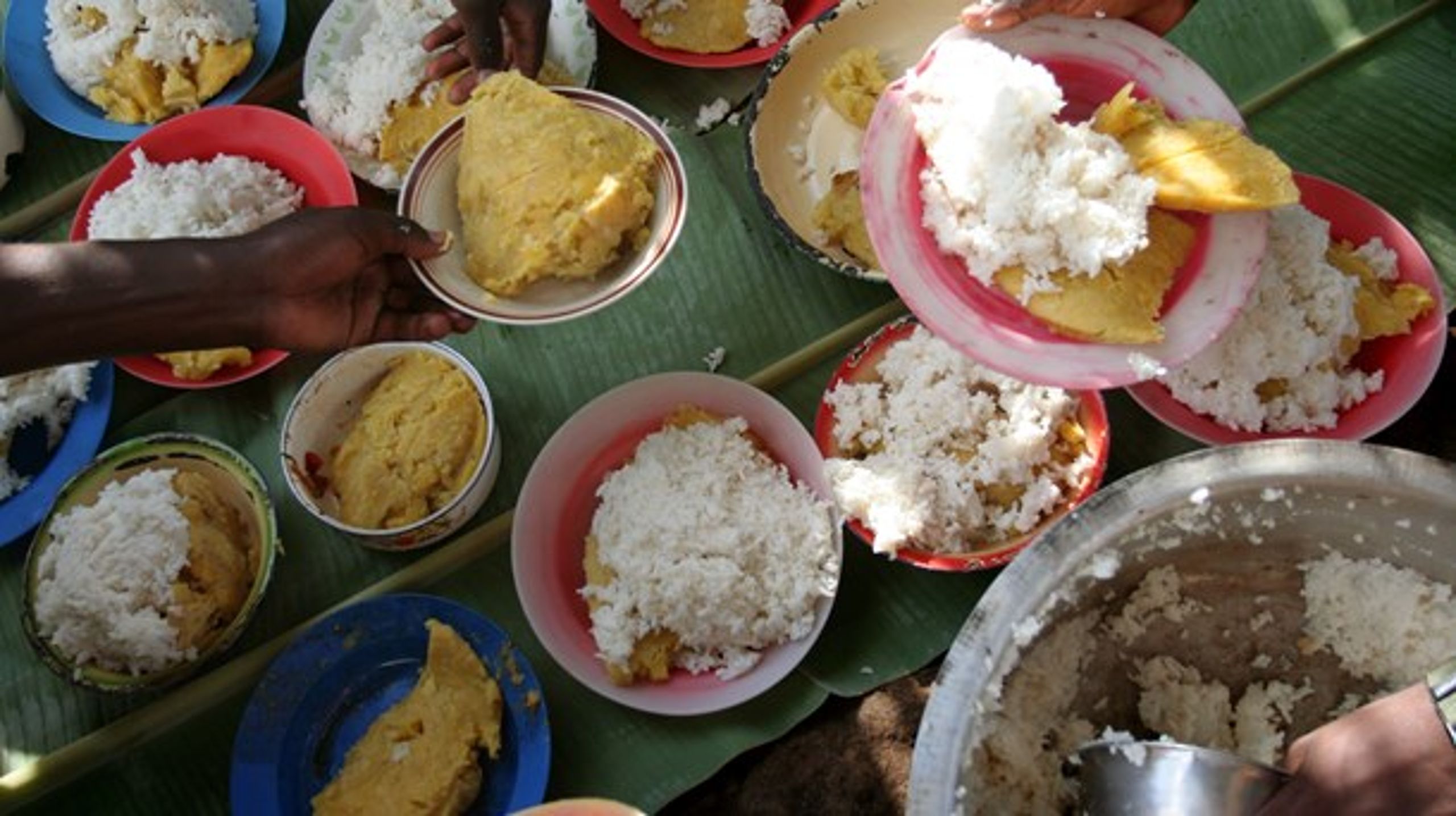 Matdags i Uganda. Ris och matoke (matbanan).