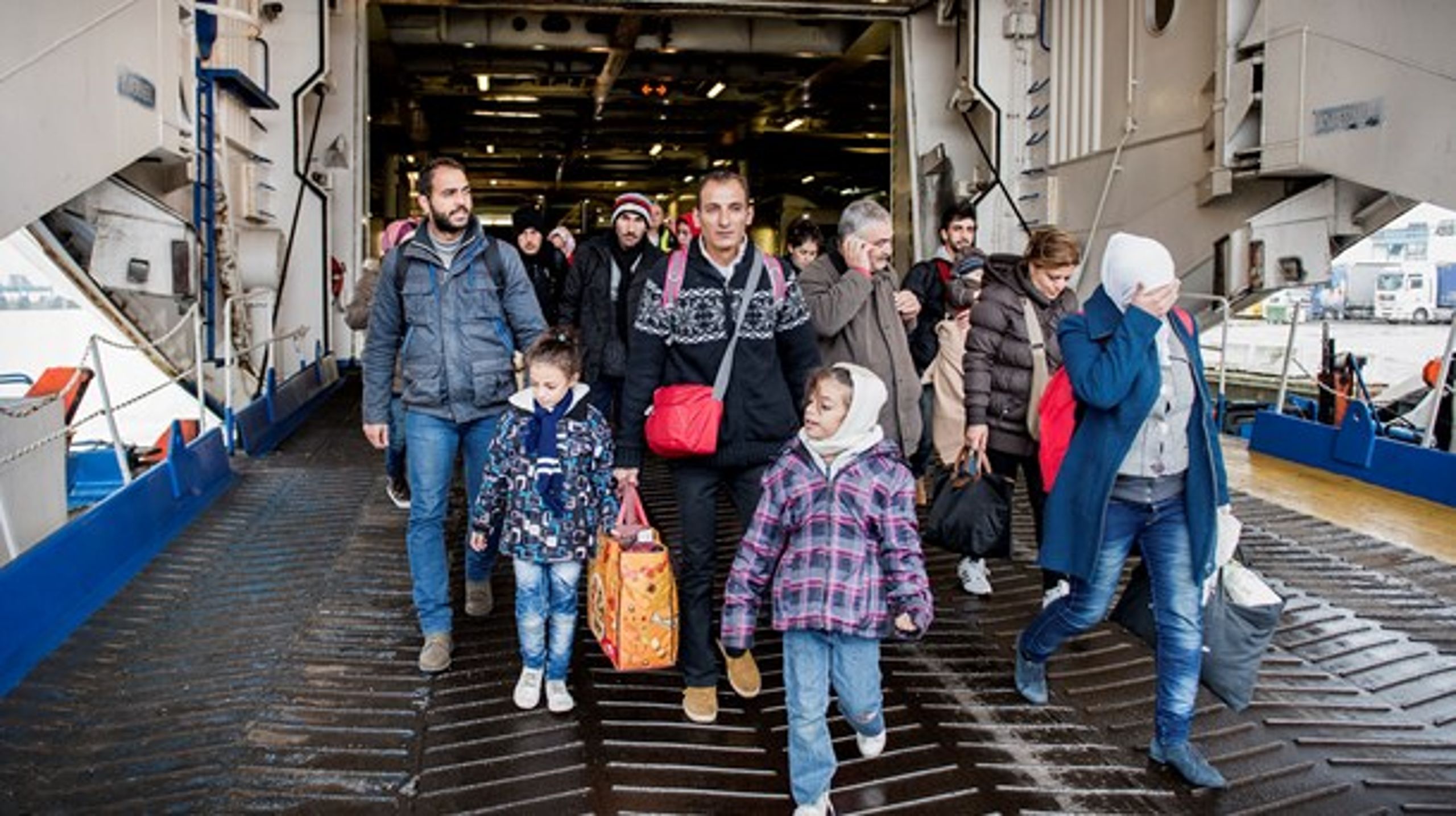 Flyktingar som anlände till Trelleborg i november 2015. Vi motsätter oss en sammanblandning av flyktinginvandring och arbetskraftsinvandring, skriver debattörerna.&nbsp;