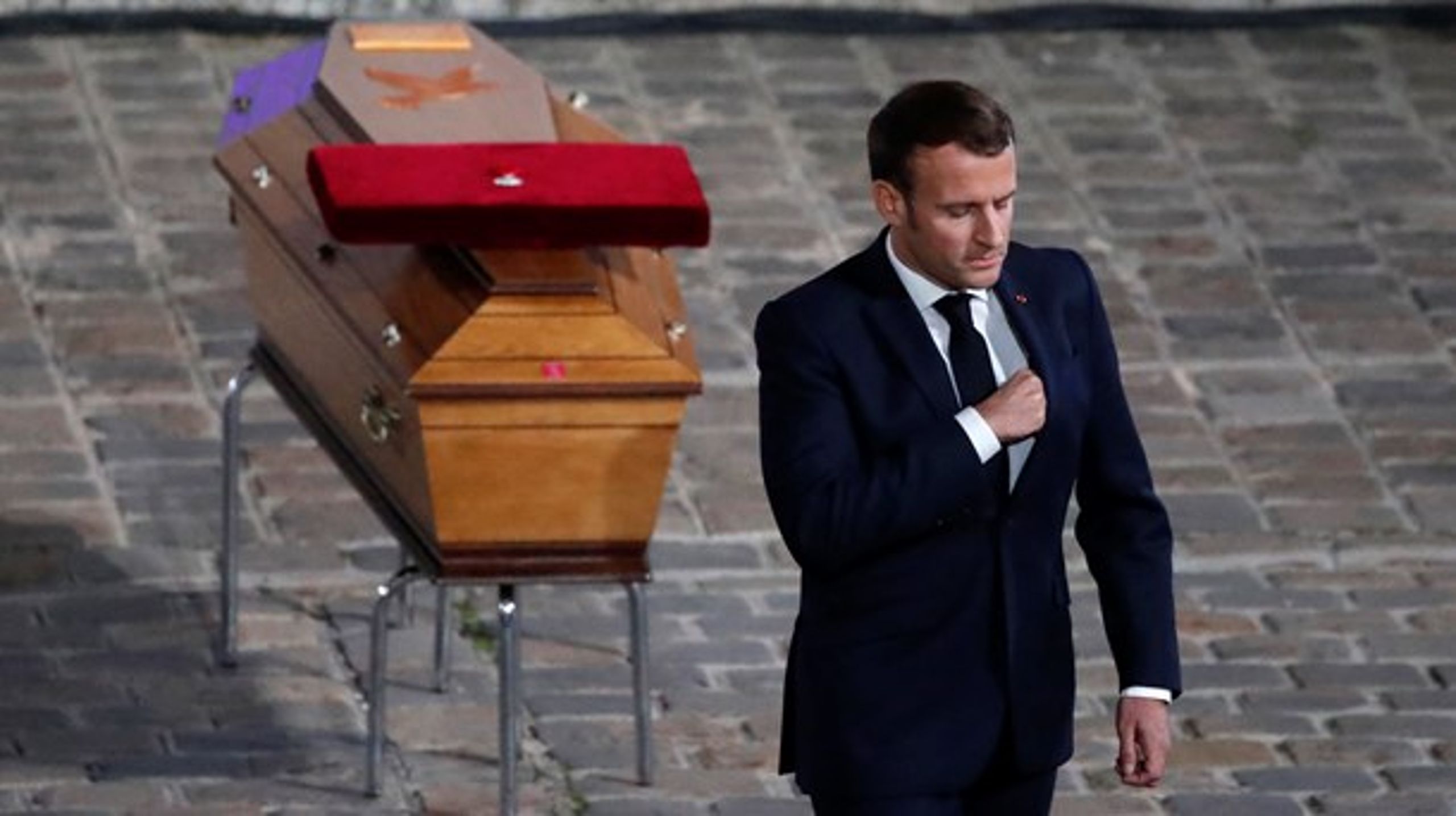 President Emmanuel Macron vid Samuel Patys kista under en minnesceremoni.&nbsp;