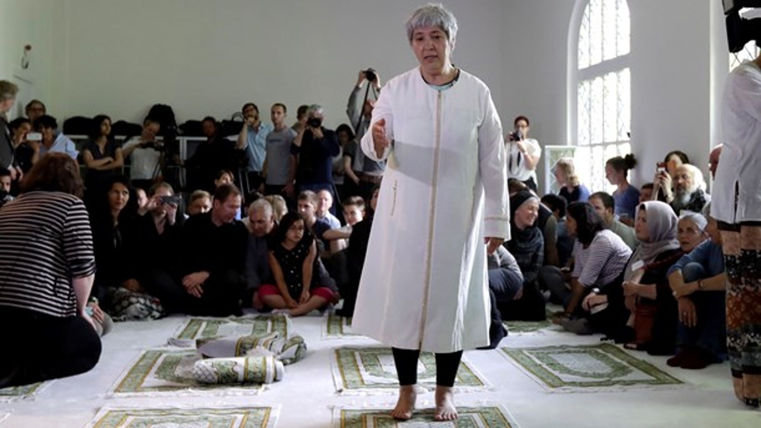 Seyran Ates, kvinnlig grundare av en liberal moské i Tyskland, välkomnar homosexuella och könsblandad bön och anser heller inte att kvinnor måste bära slöja.&nbsp;