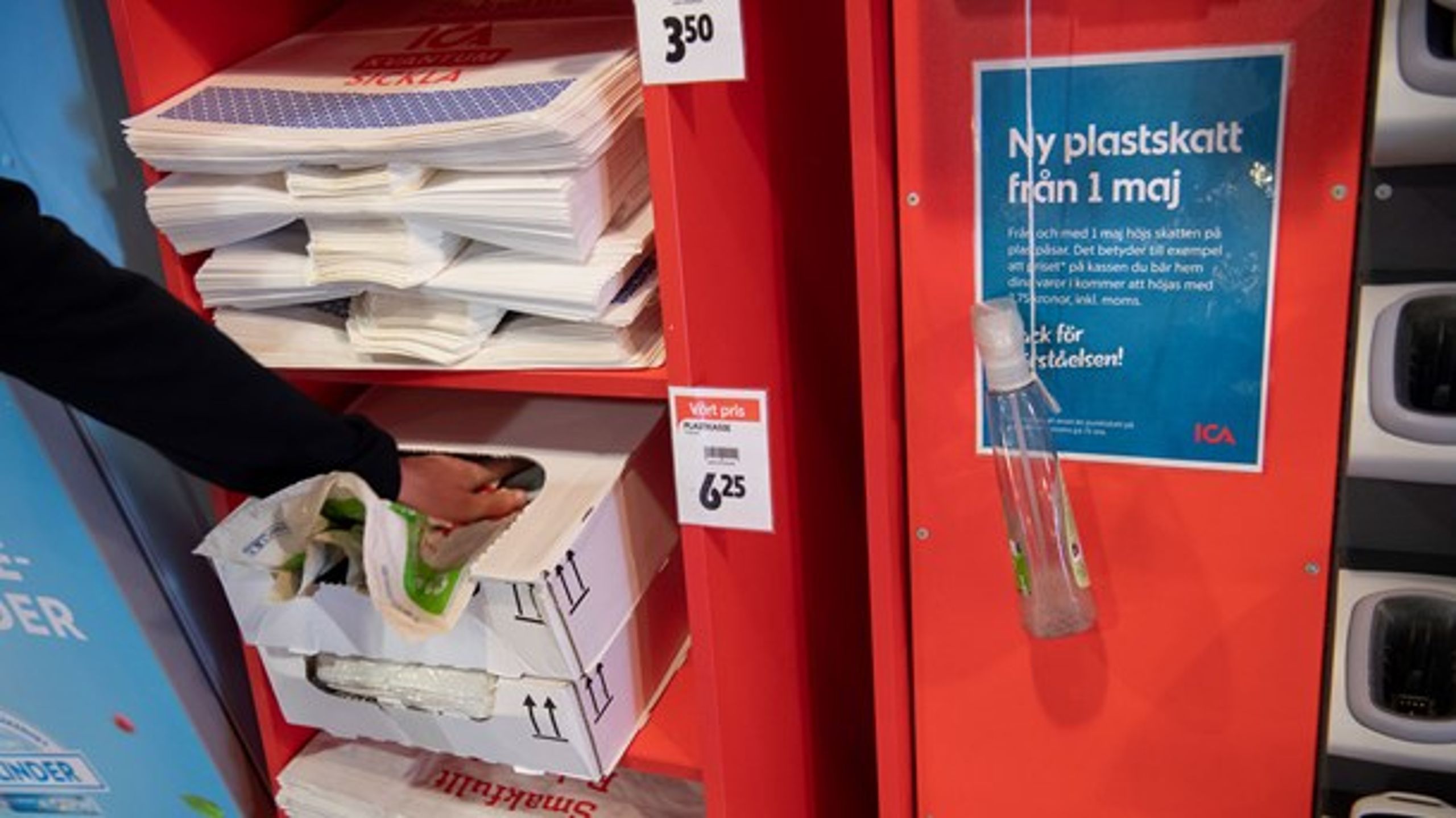 Plastpåseskatt riktar sig mot en viss typ av plastpåse, märkligt nog inte mot alla plastpåsar. Det är kanske det bästa exemplet på vad som skulle kunna kallas ”etikettskatt”, skriver debattörerna.&nbsp;