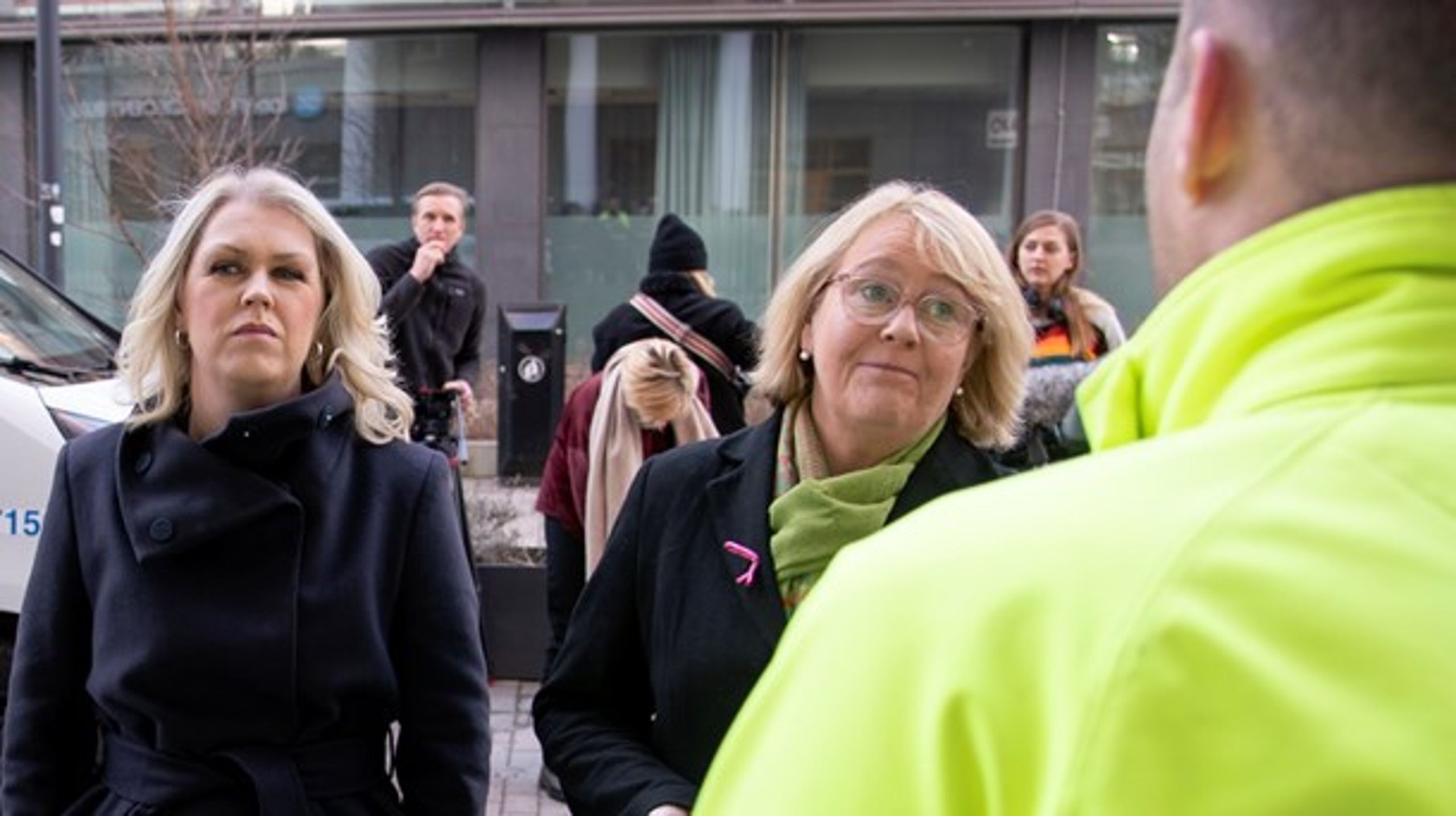 Socialminister Lena Hallengren (S) och regionrådet Irene Svenonius (M) träter.