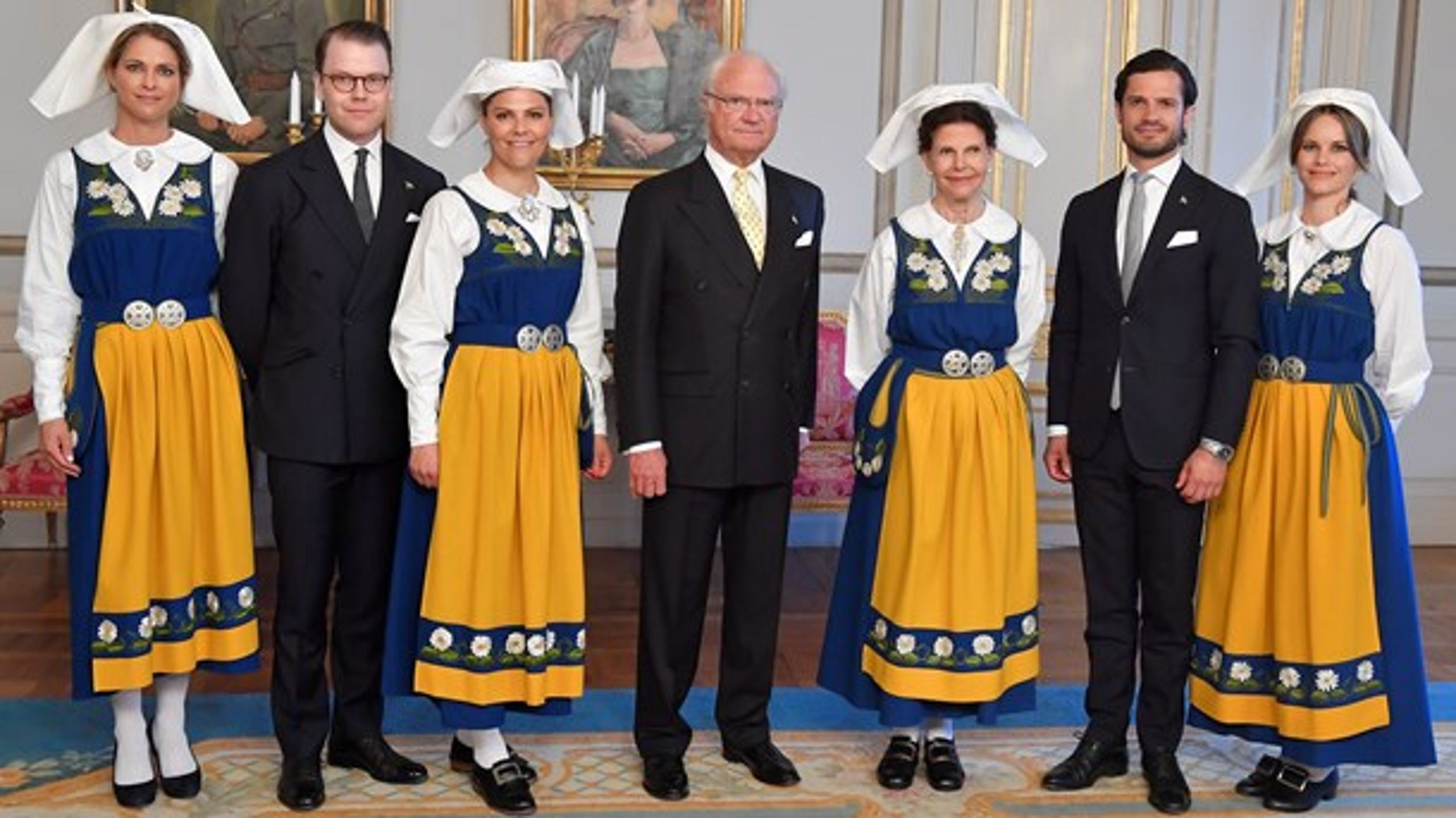 Prinsessan Madeleine, prins Daniel, kronprinsessan Victoria, kung Carl XVI Gustaf, drottning Silvia, prins Carl Philip och prinsessan Sofia på&nbsp;nationaldagen 2019.