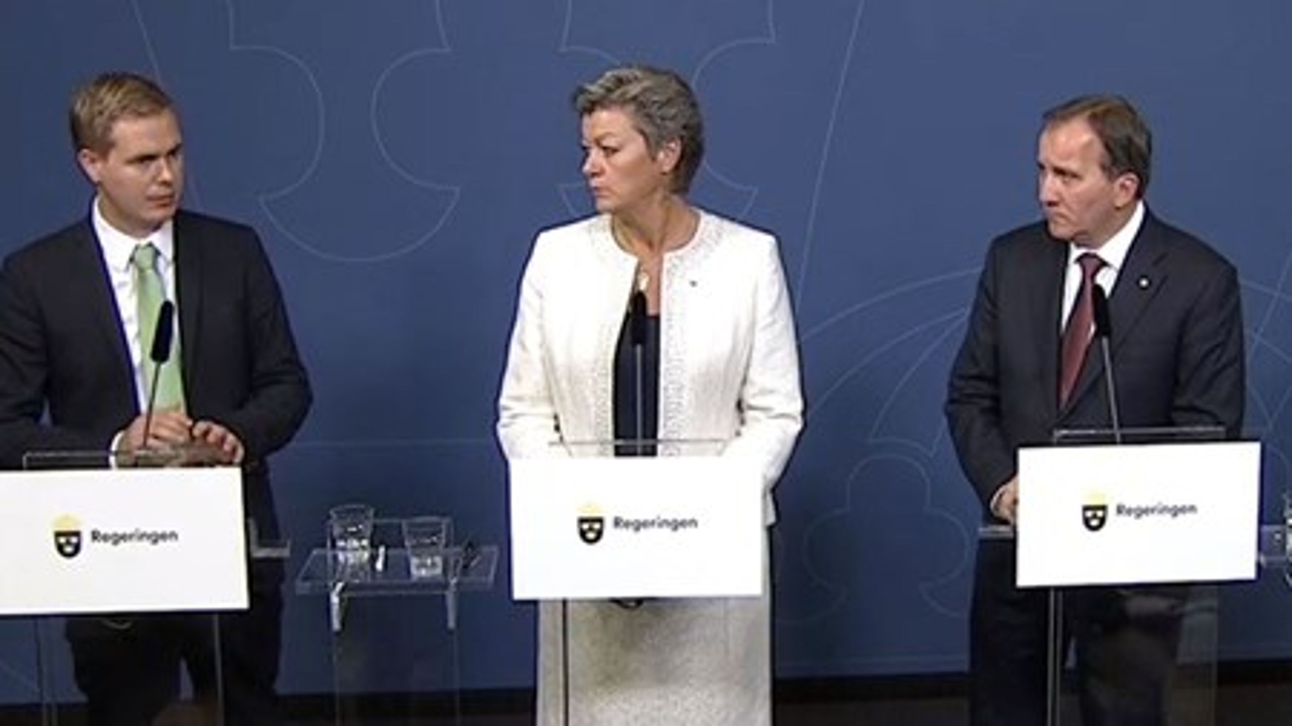 Utbildningsminister Gustav Fridolin (MP), arbetsmarknadsminister Ylva Johansson (S) och&nbsp;statsminister Stefan Löfven (S) på pressträff om etablering av nyanlända.