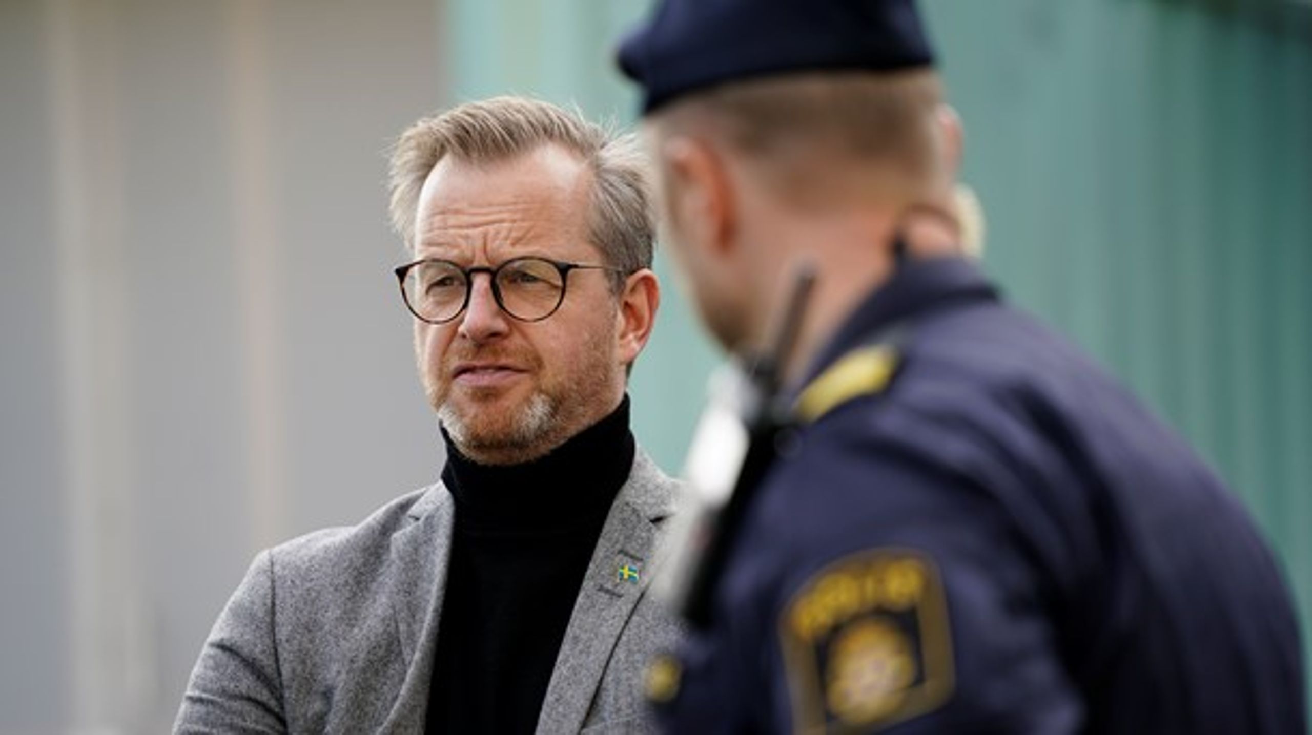 Inrikesminister Mikael Damberg vill inte att frågan om dödsskjutningarna partipolitiseras.