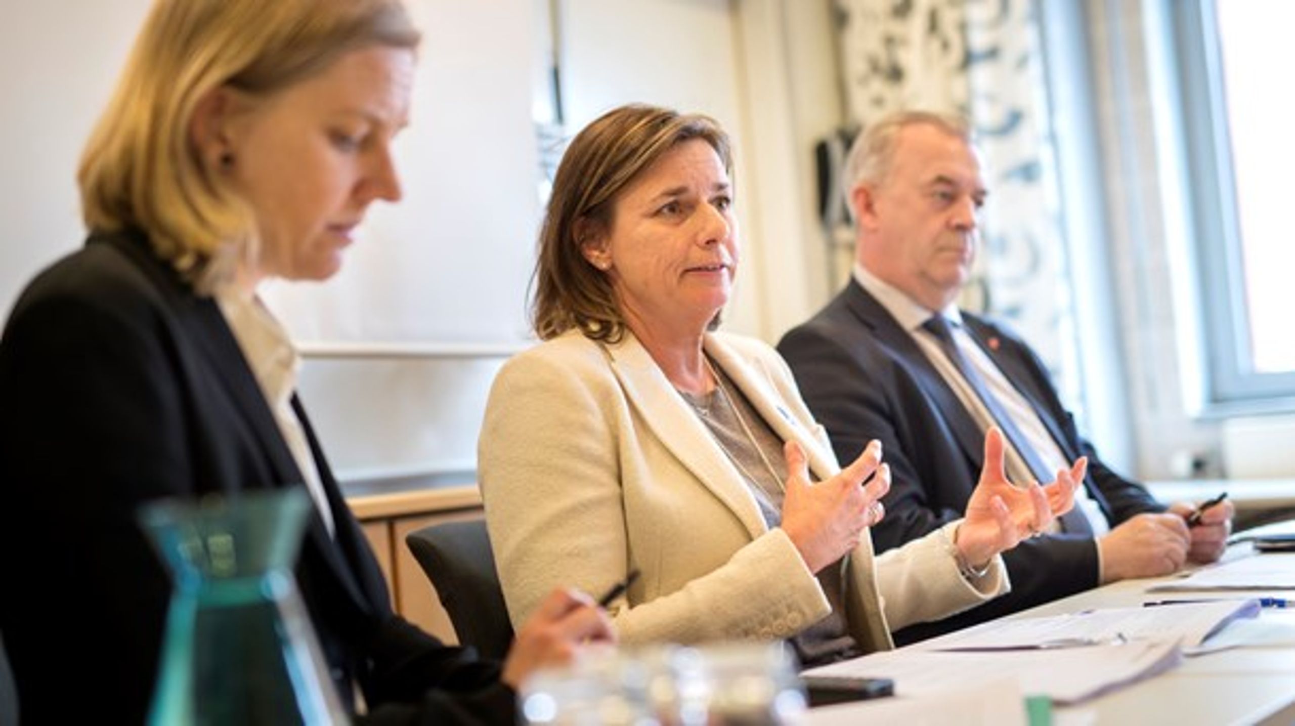 Bild från pressträff år 2017 när Karolina Skog var miljöminister, Isabella Lövin biståndsminister och Sven-Erik Bucht landsbygdsminister.