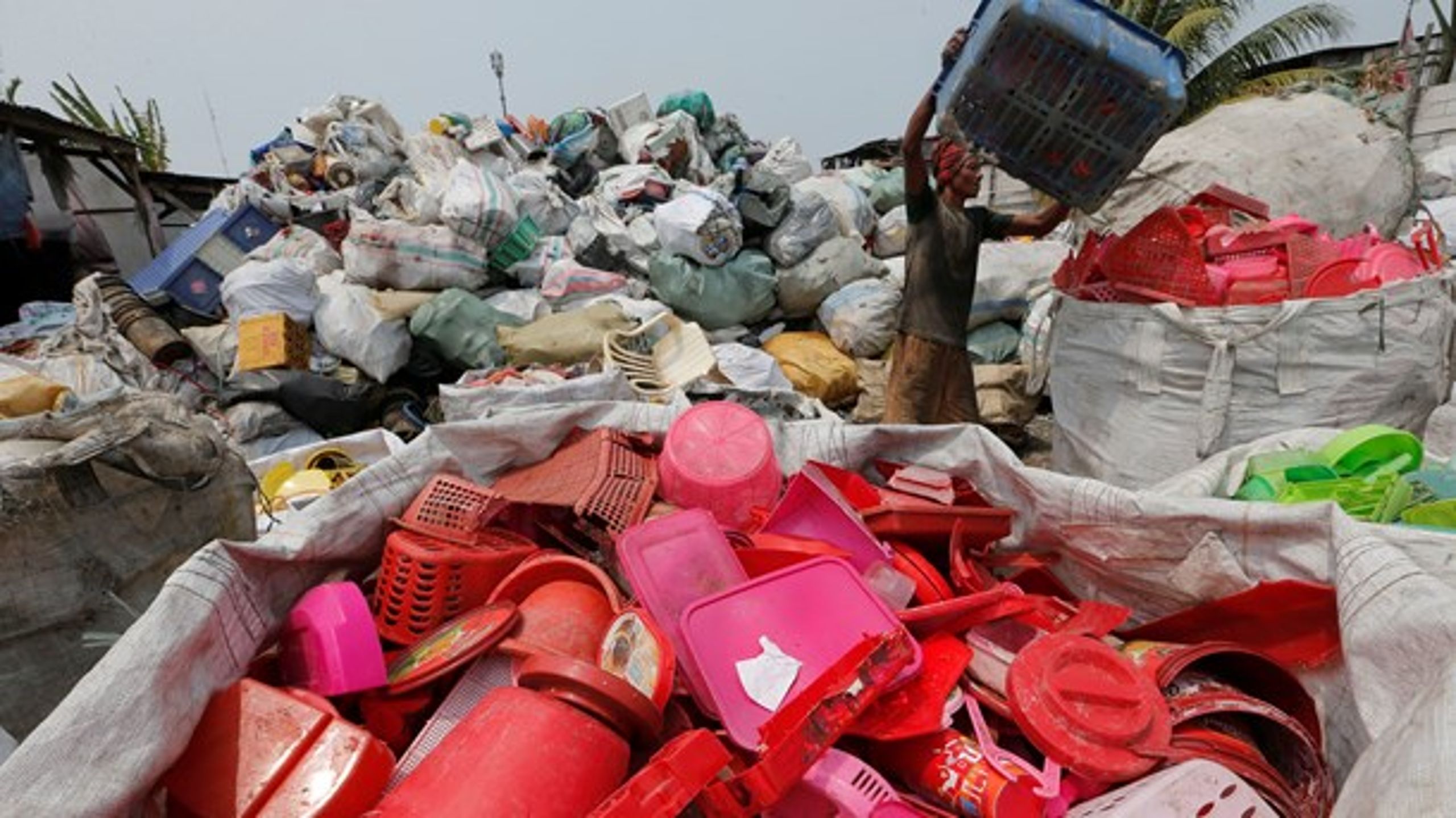 Exporten av europeiskt plastavfall har nästan halverats sedan flera mottagarländer skärpt sina krav. <br>