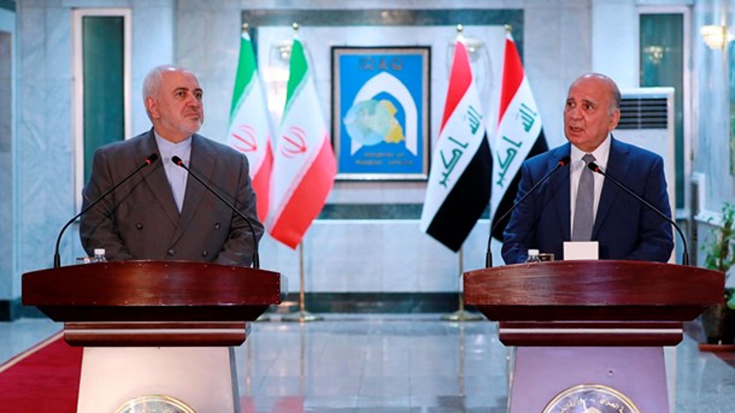 Iraks utrikesminister&nbsp;Fouad Hussein (höger) vid ett besök från Irans utrikesminister Mohammad Javad i juli i år. Två länder där tillvaron varit svår för mandéer.&nbsp;