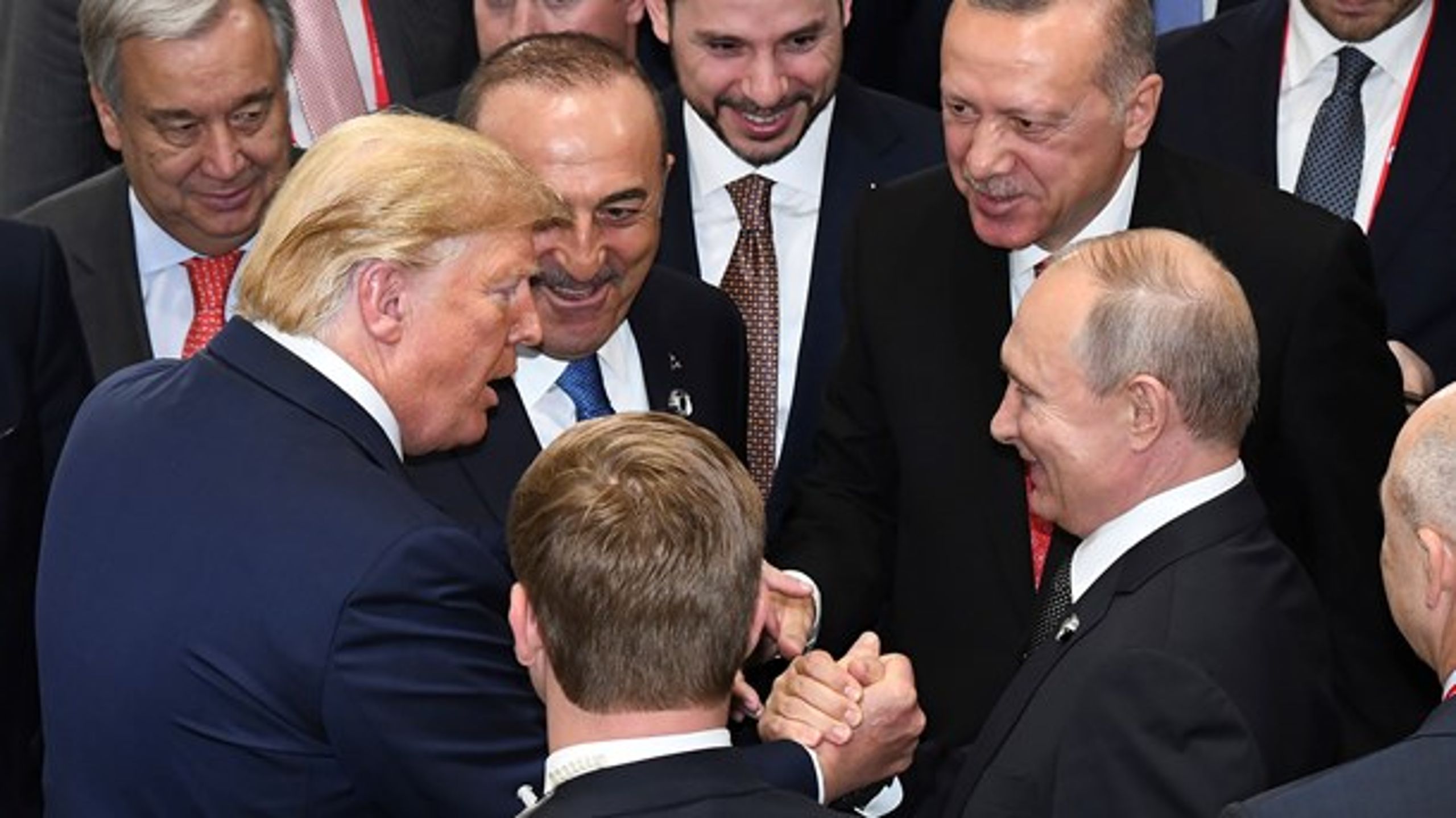 Donald Trump skakar hand med Vladimir Putin&nbsp;medan Recep Tayyip Erdogan och&nbsp;Antonio Guterres&nbsp;ser på, under G-20 summit i Japan, 29 juni 2019.