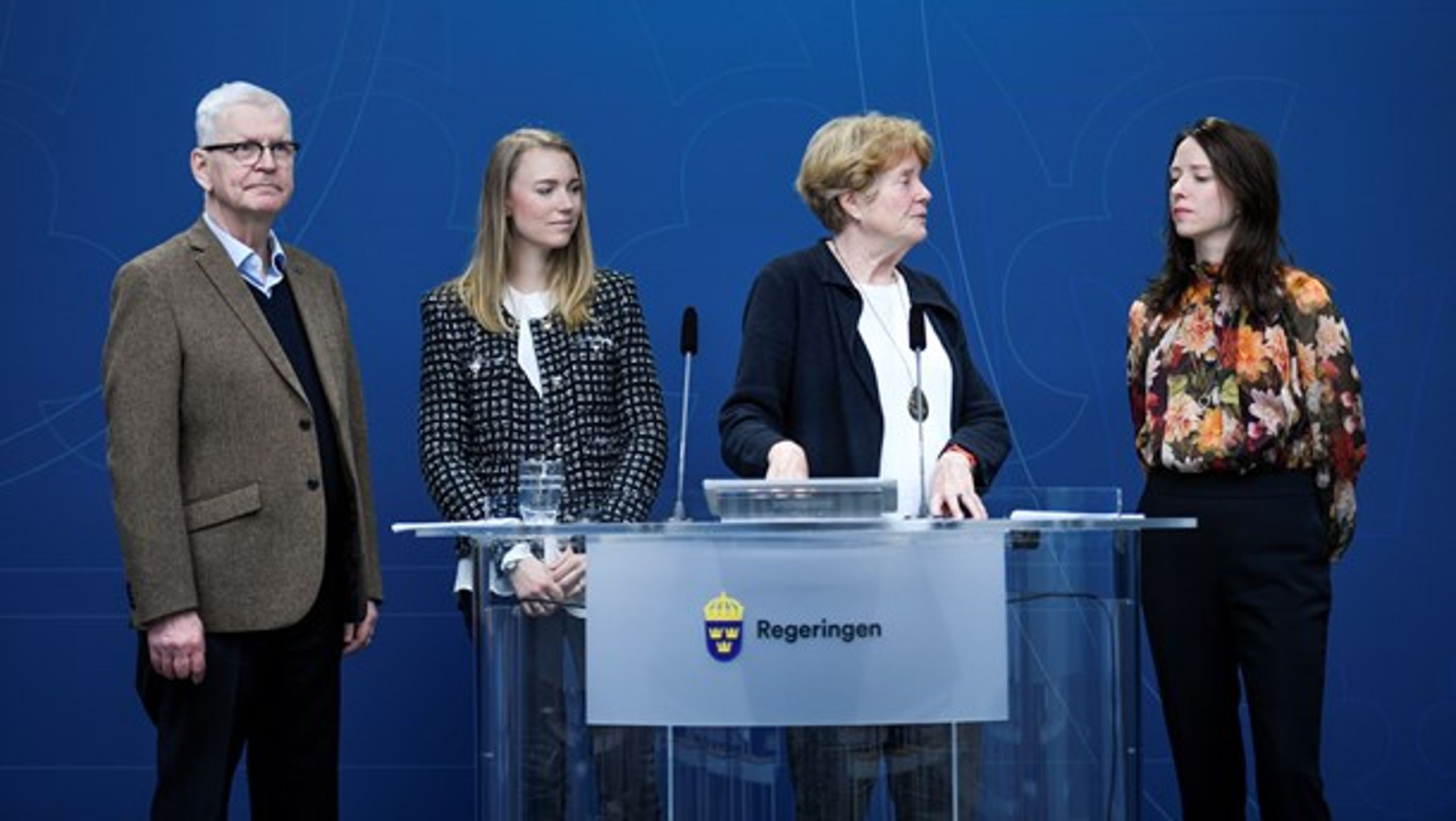 Jämställdhetsminister Åsa Lindhagen (MP, th) håller pressträff med Kommission för jämställda livsinkomster,&nbsp;fr v Sture Nordh, Nina Åkestam Wikner och Lise Bergh.