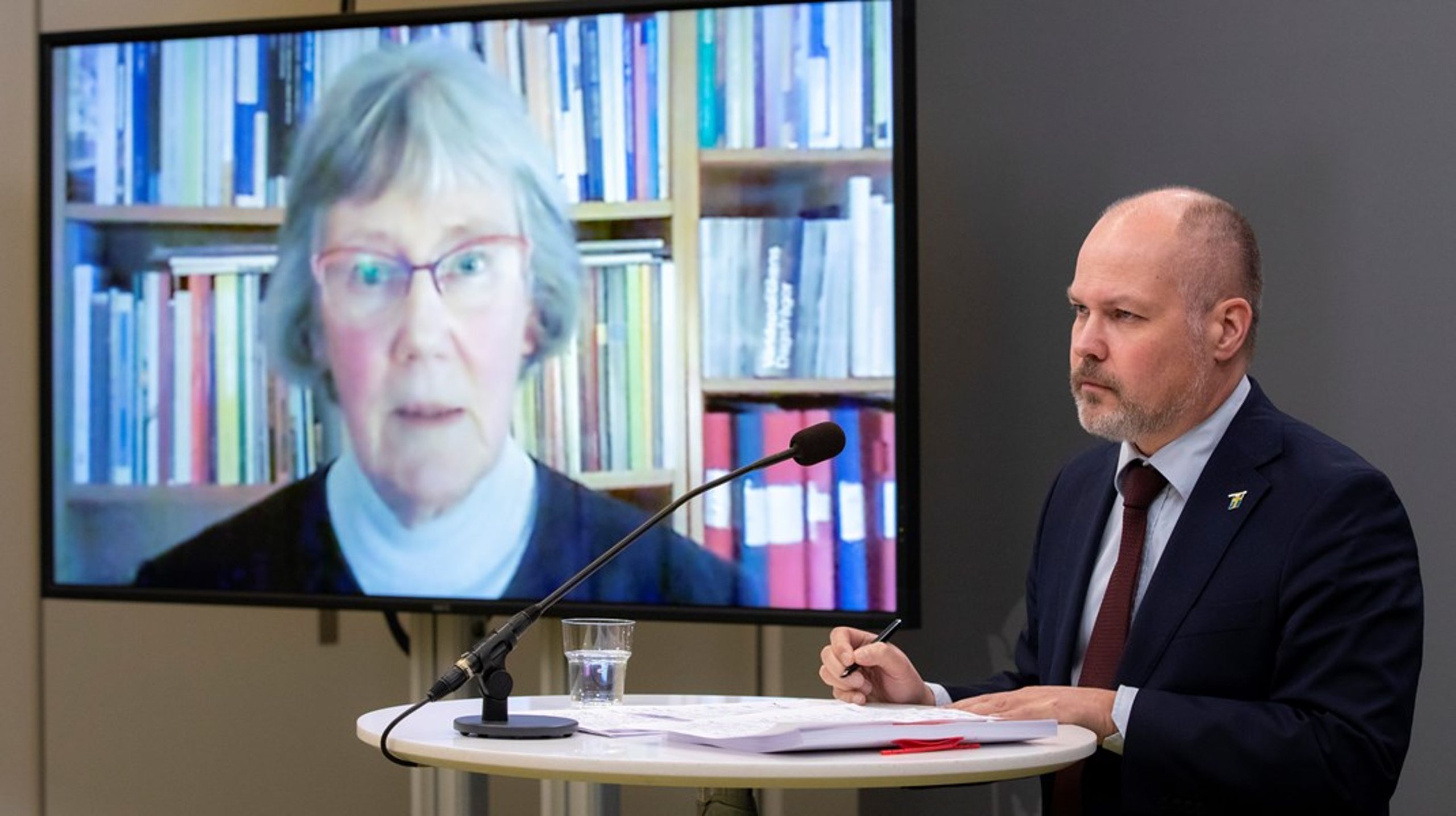 Lena Hjelm-Wallén och justitieminister Morgan Johansson (S) vid överlämnandet av utredningen.