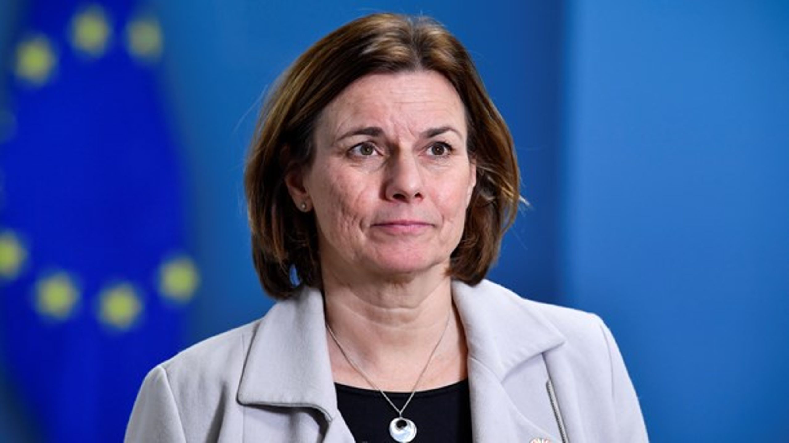 Isabella Lövin är på väg att lämna regeringen, men det är ingen ursäkt för att inte svara på en interpellation, anser riksdagsledamot Alexandra Anstrell (M).