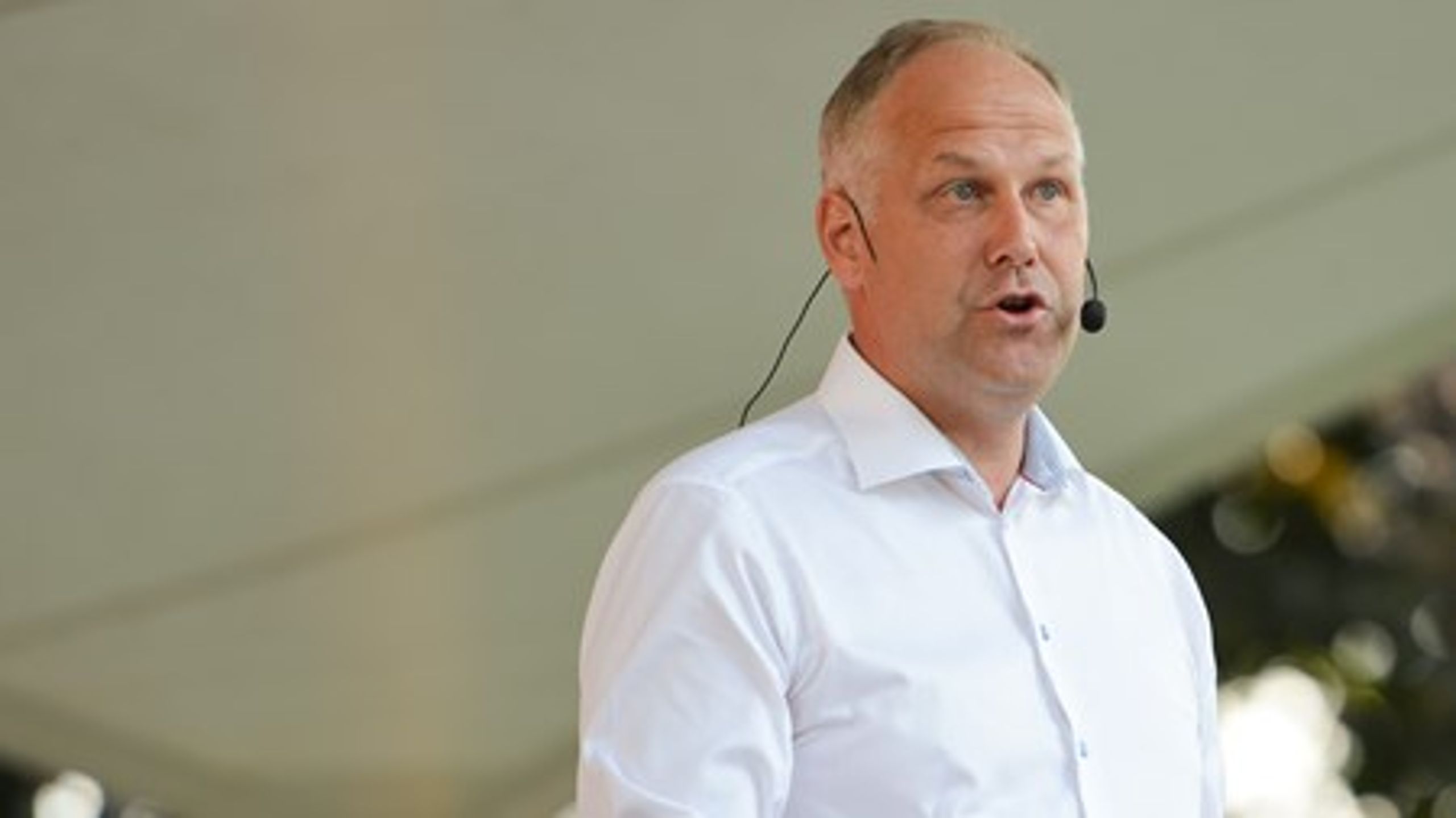 Vänsterledaren Jonas Sjöstedt vill stoppa företag som staplar visstidsanställningar på varandra