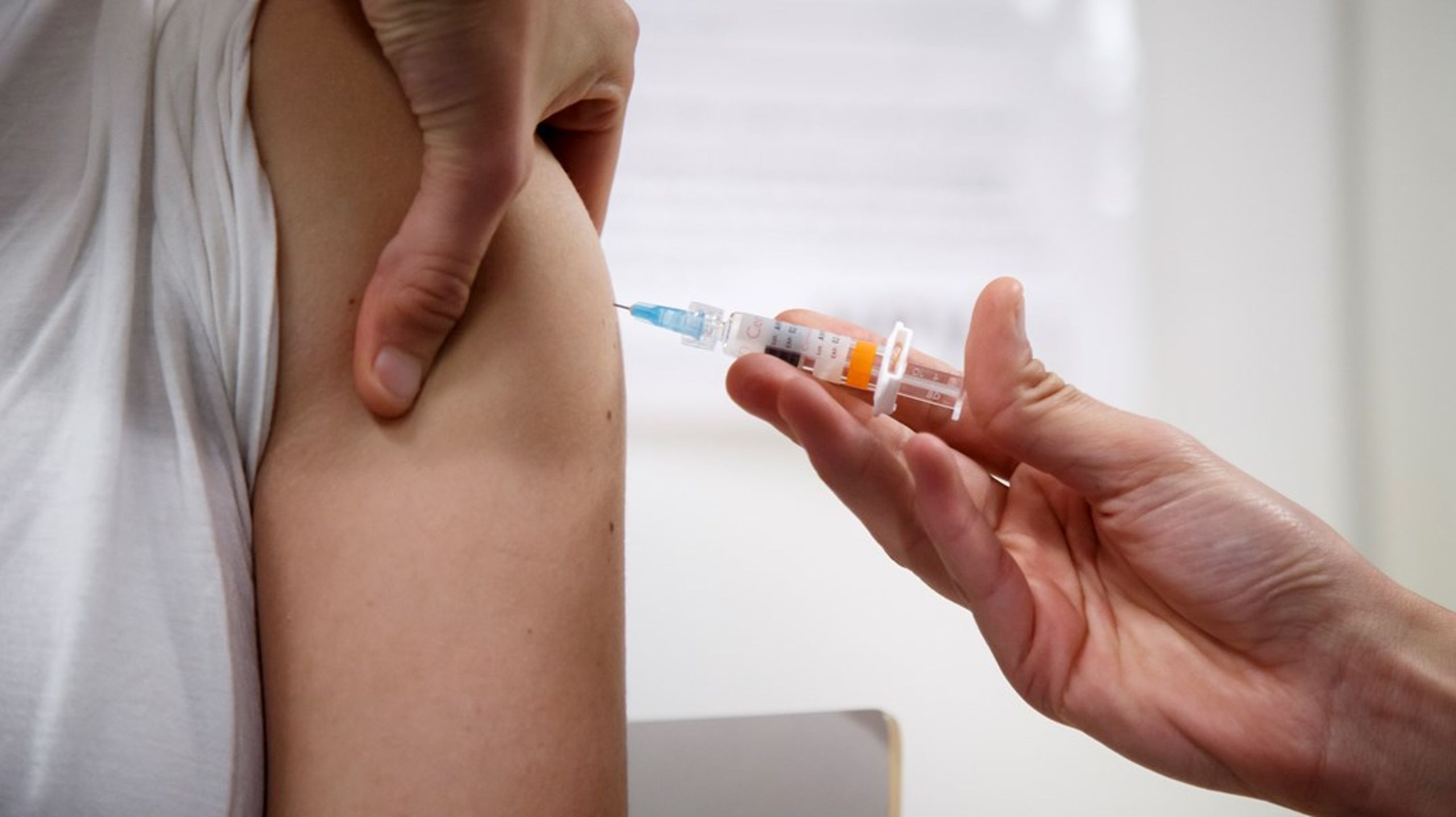 ”Moderaterna och Kristdemokraterna föreslår att regeringen ger i uppdrag att genomföra en så kallad catch-up vaccination.”