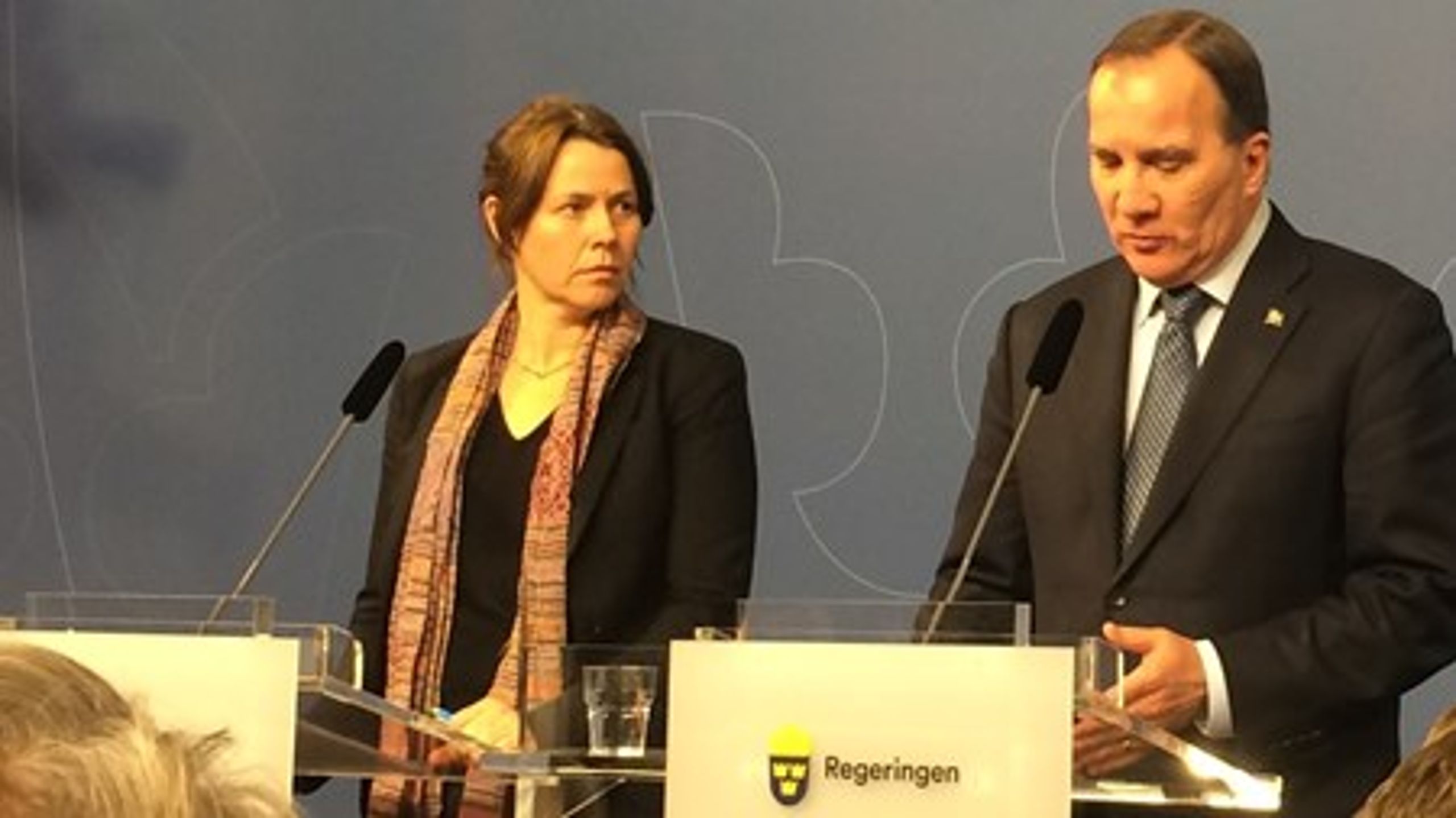 Vice statsminister Åsa Romson (MP) och statsminister Stefan Löfven (S)&nbsp;på presskonferensen.