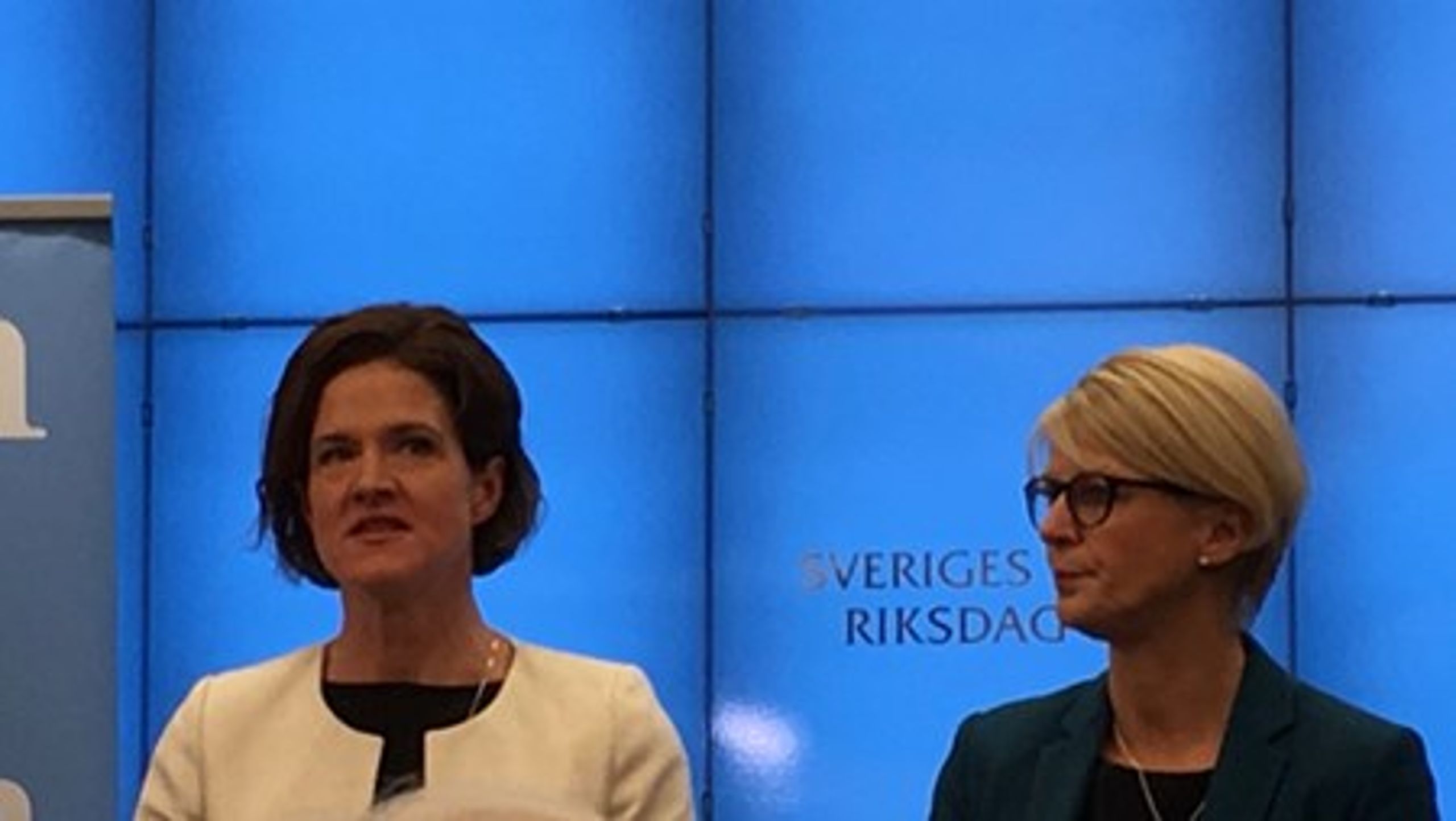 Anna Kinberg Batra och Elisabeth Svantesson vid onsdagens pressträff.