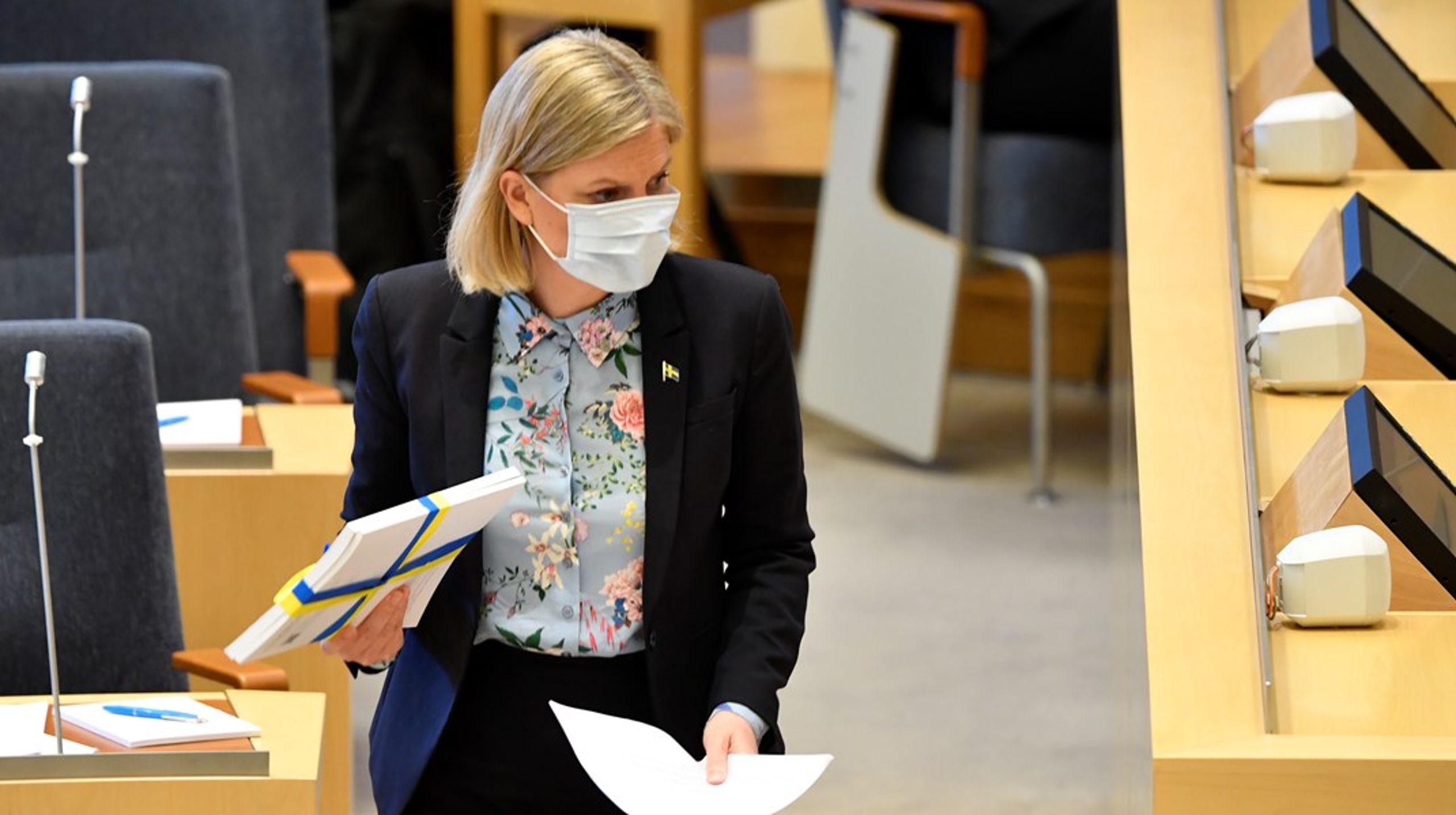 Finansminister Magdalena Andersson (S) med budgeten.