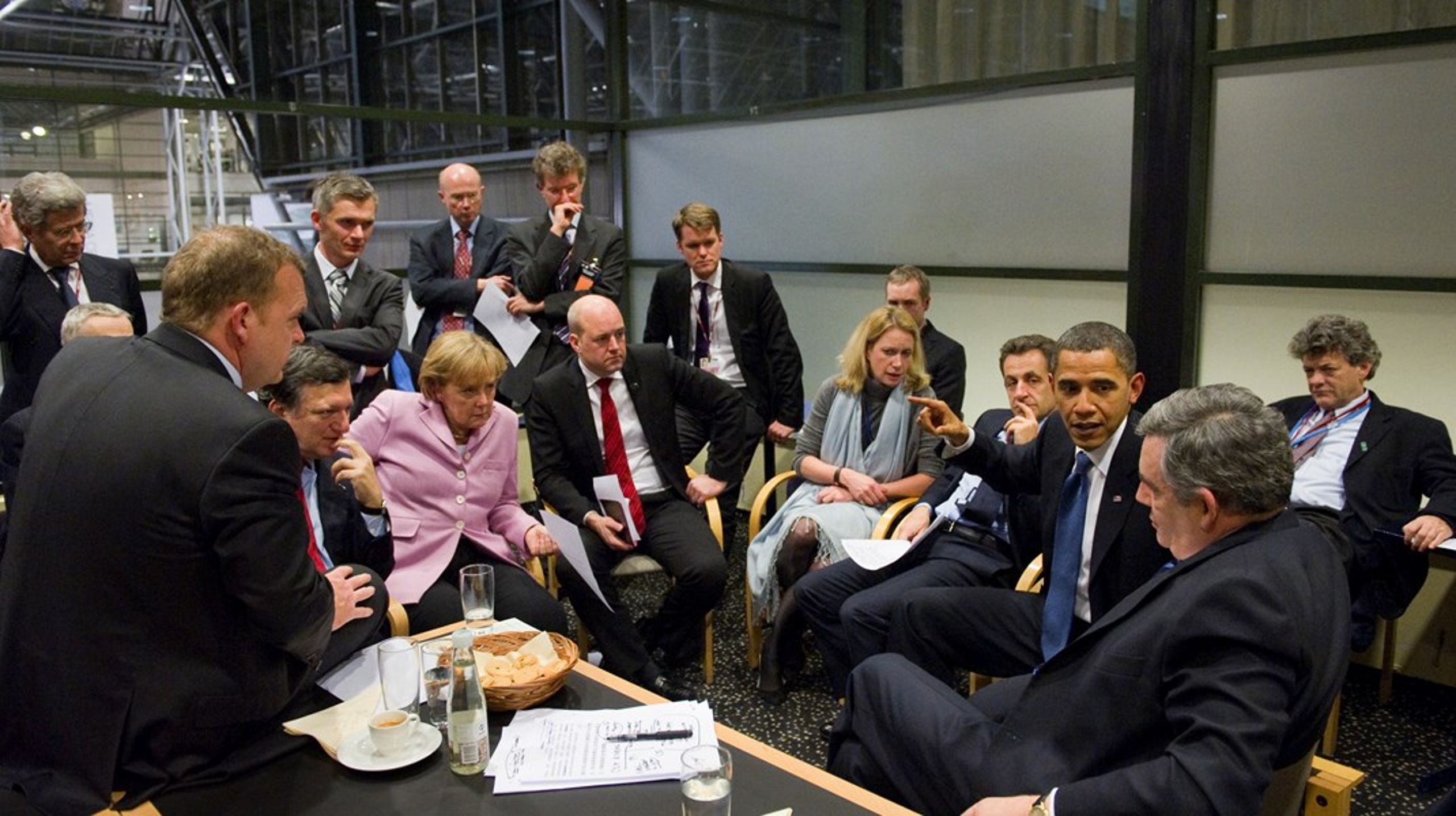 Gustaf
Lind har varit i den politiska hetluften tidigare. Här sittandes
bakom dåvarande statsminister Fredrik Reinfeldt vid COP15 i Köpenhamn.<br>