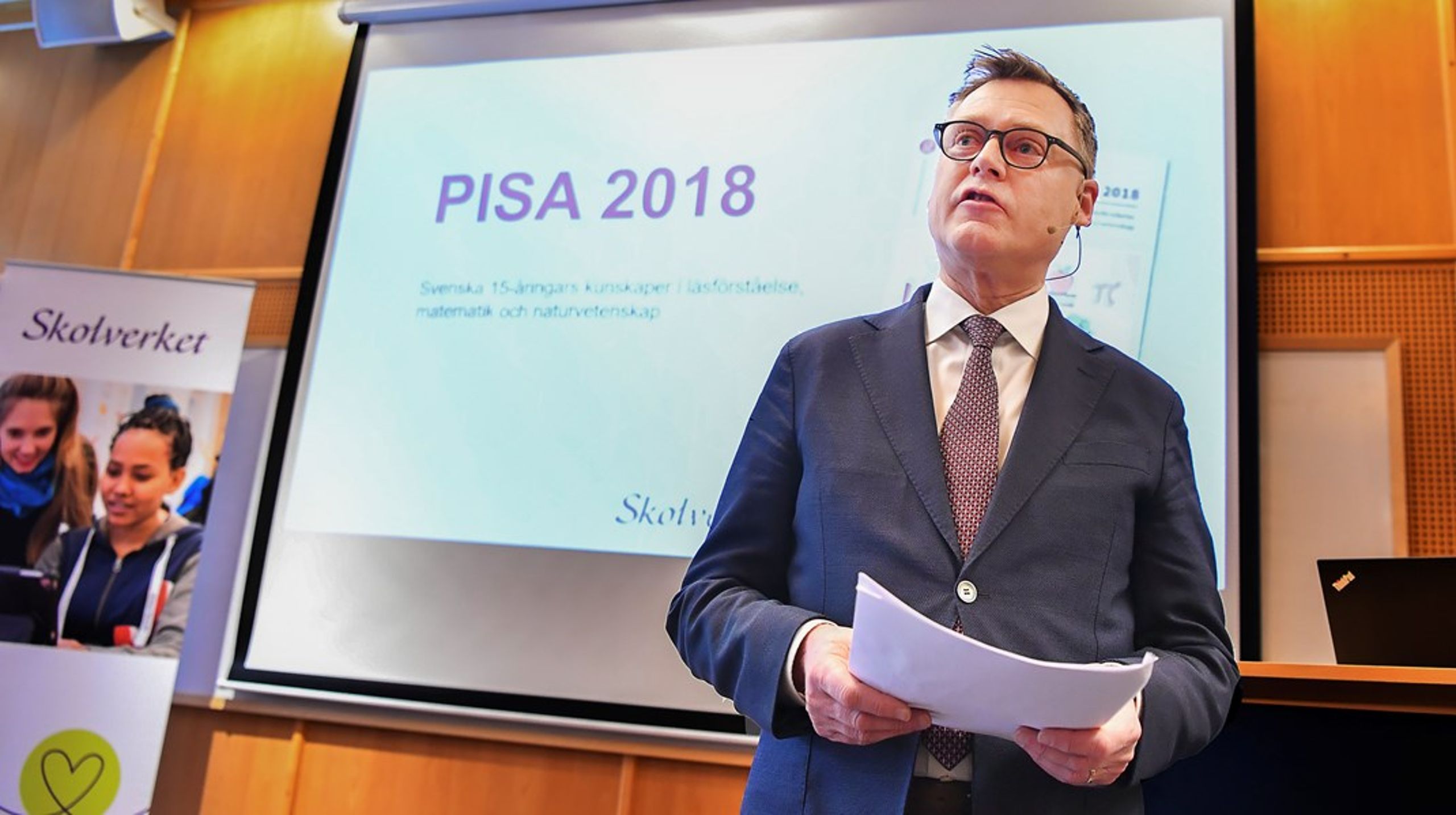 Bild från när Skolverkets generaldirektör Peter Fredriksson presenterar Pisa-rapporten under en pressträff 2019.