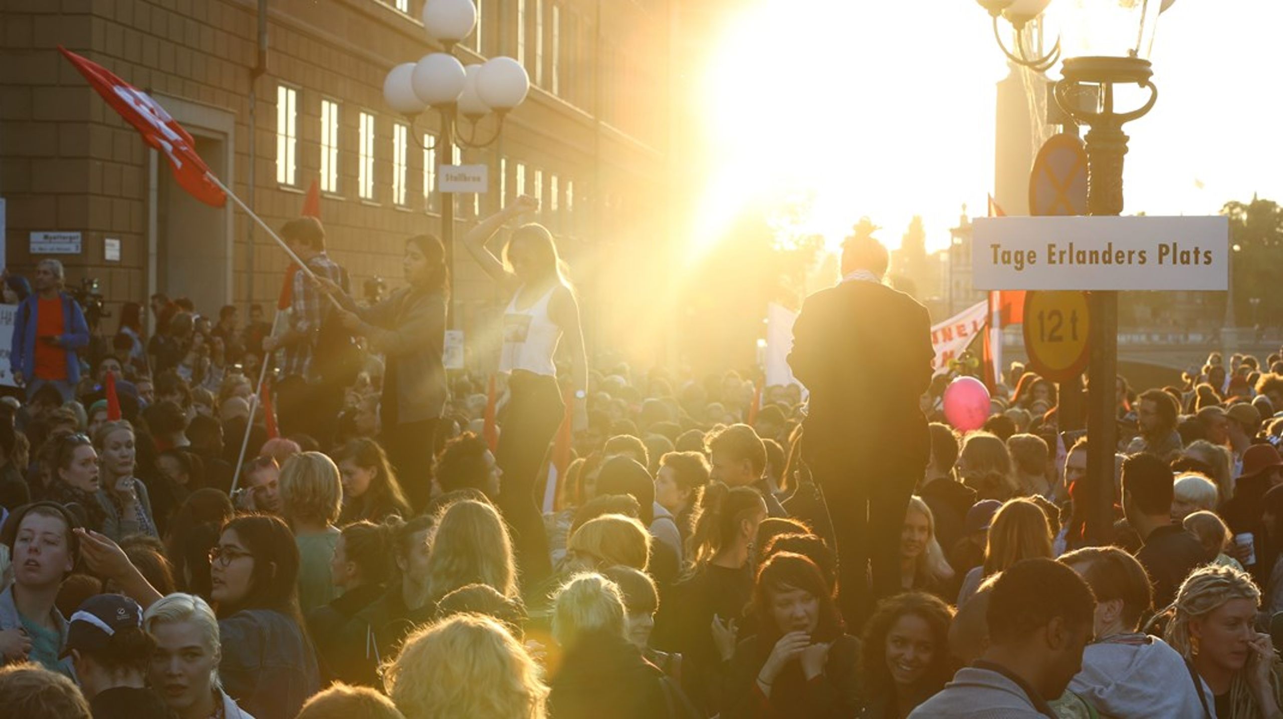 Demonstration mot rasism på Mynttorget utanför riskdagshuset, dagen efter valet 2014.