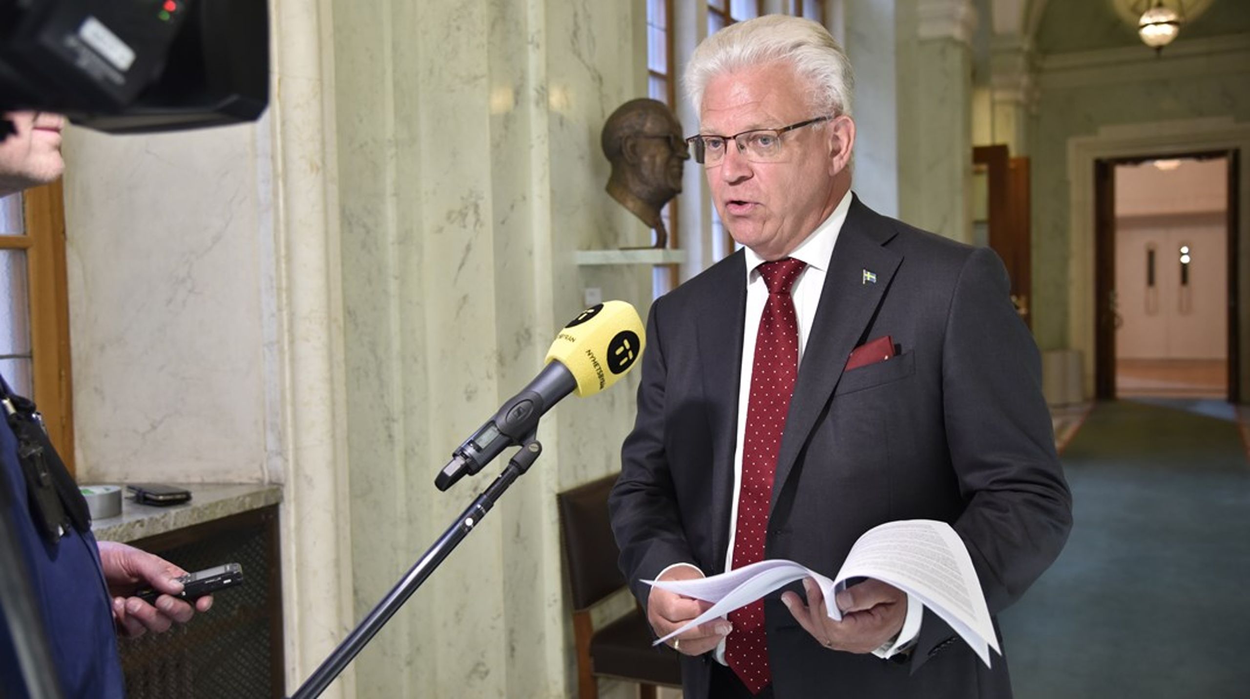 Riksdagsräven Tuve Skånberg redogör i riksdagen för KU:s kritik.